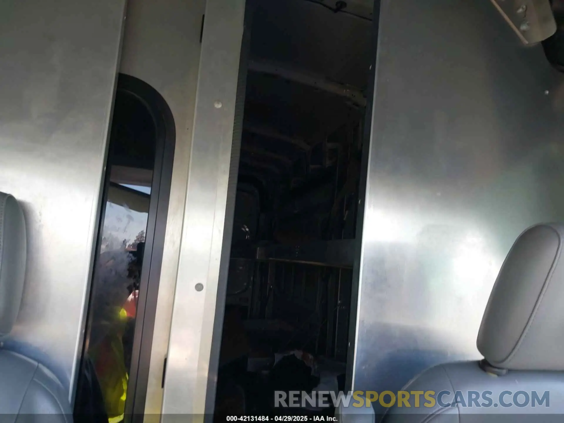 8 Photograph of a damaged car 1FTBW3XMXKKB74344 FORD TRANSIT-350 2019