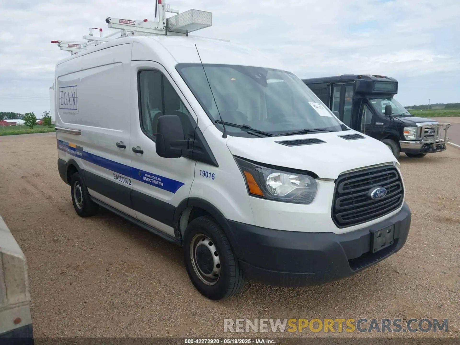 1 Photograph of a damaged car 1FTBW9CM8KKB39875 FORD TRANSIT-350 2019