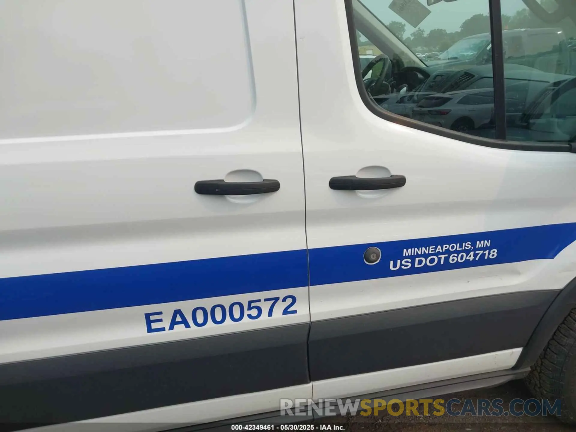 13 Photograph of a damaged car 1FTBW9CMXKKB39876 FORD TRANSIT-350 2019