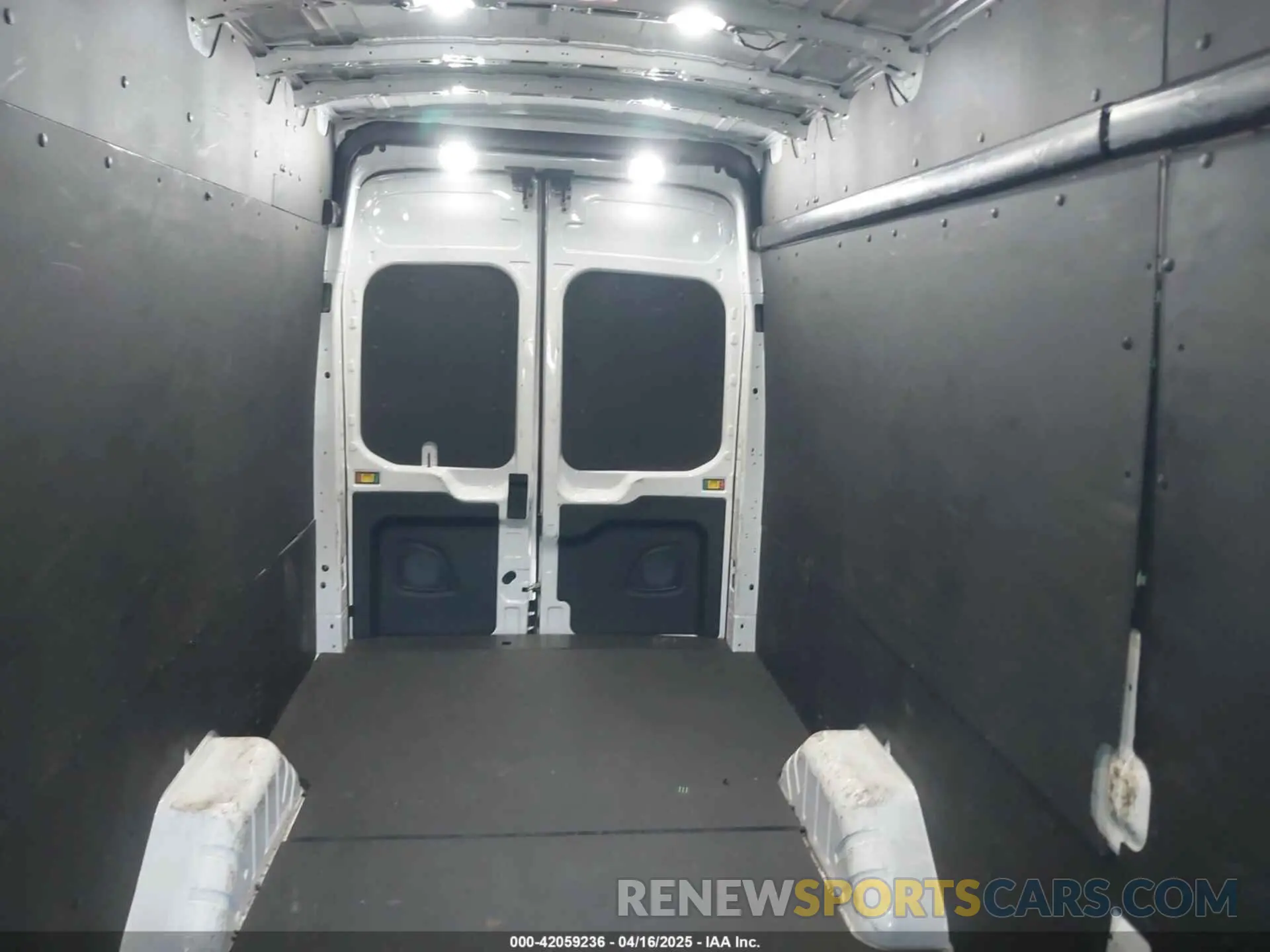 8 Photograph of a damaged car 1FTBW3X80NKA69156 FORD TRANSIT-350 CARGO VAN 2022