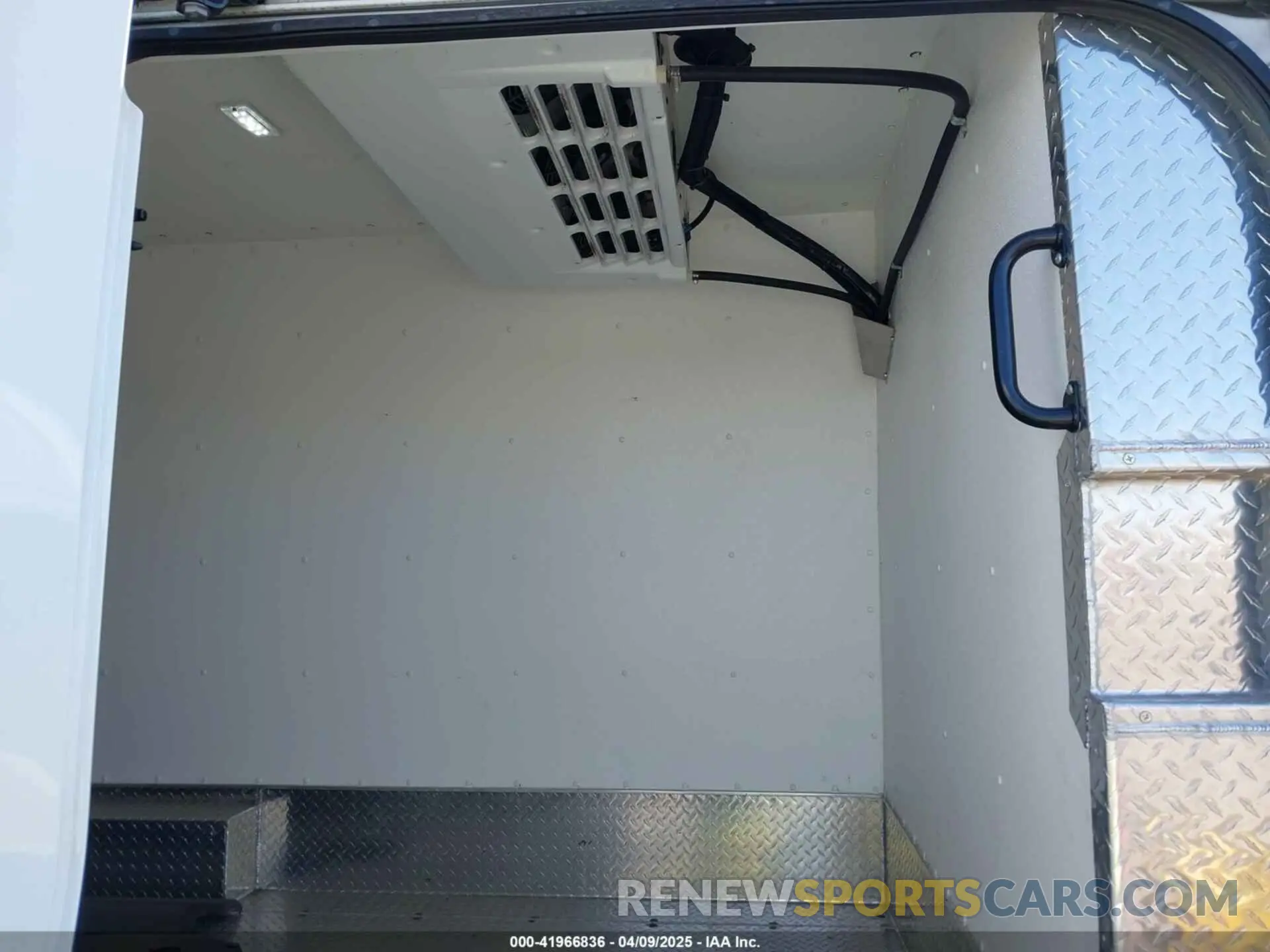 8 Photograph of a damaged car 1FTBW3X83NKA36099 FORD TRANSIT-350 CARGO VAN 2022