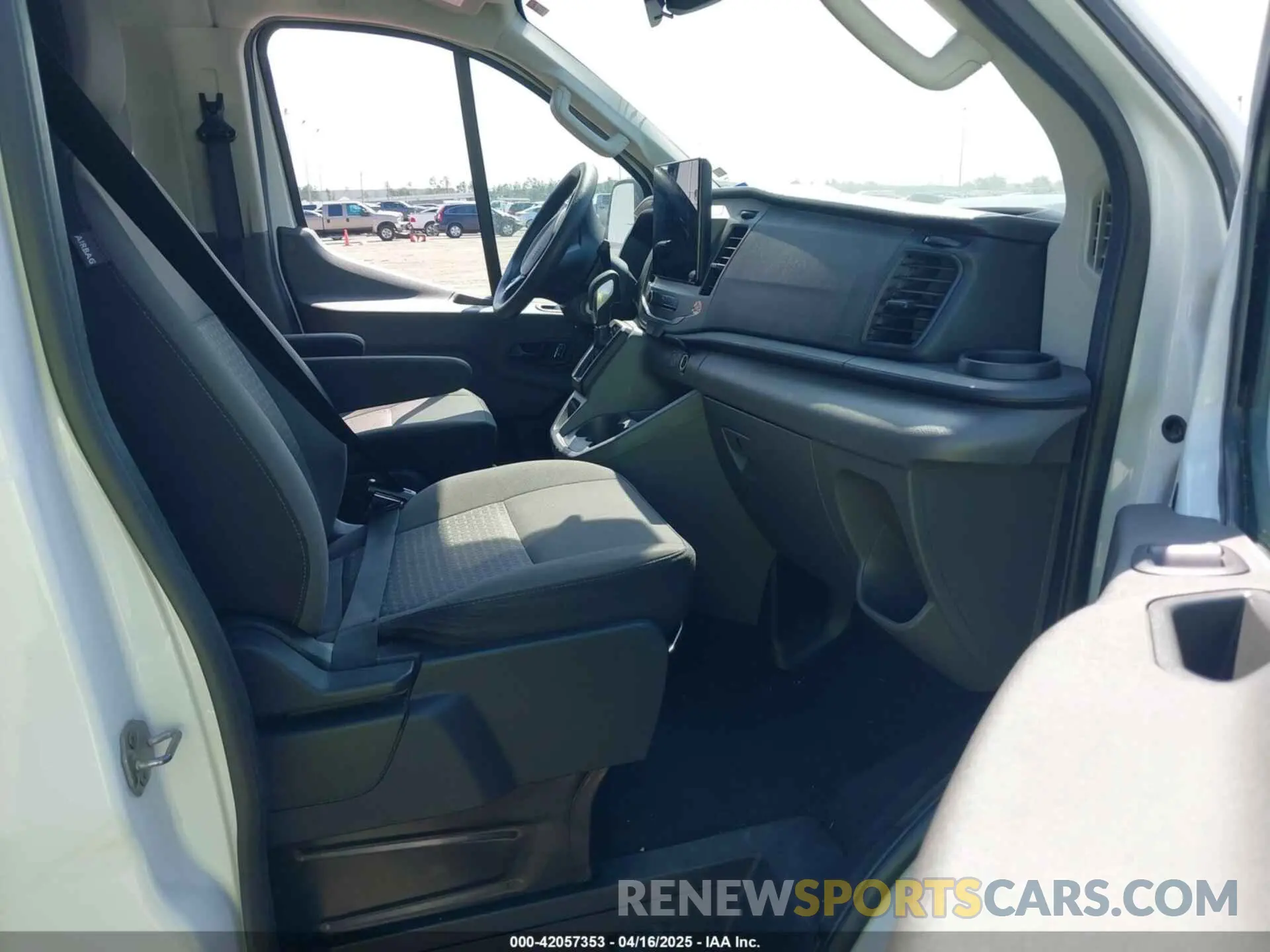 5 Photograph of a damaged car 1FBAX2Y82NKA44247 FORD TRANSIT-350 PASSENGER VAN 2022