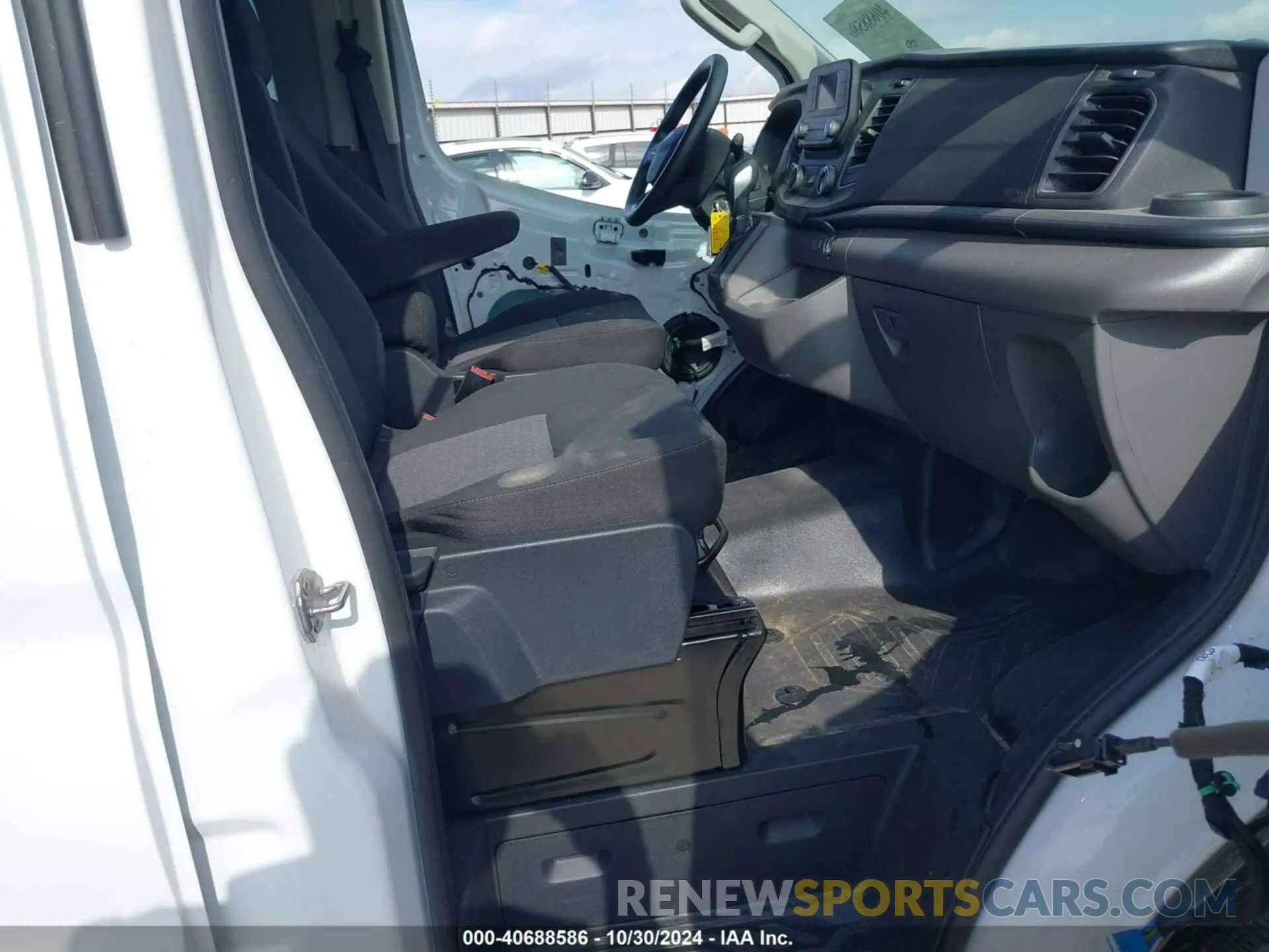 5 Photograph of a damaged car 1FBAX2Y83NKA59579 FORD TRANSIT-350 PASSENGER VAN 2022