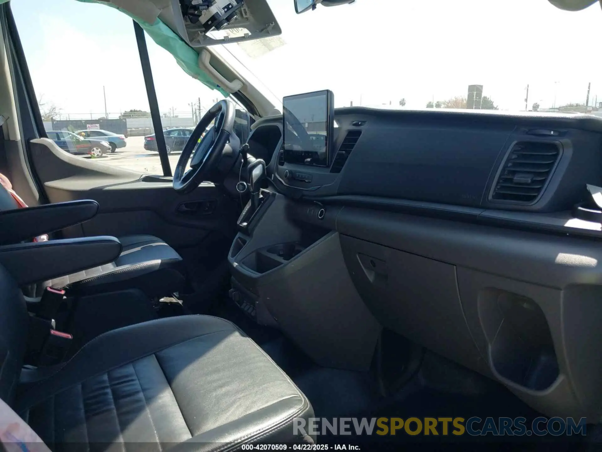 5 Photograph of a damaged car 1FBAX9CG0NKA12310 FORD TRANSIT-350 PASSENGER VAN 2022