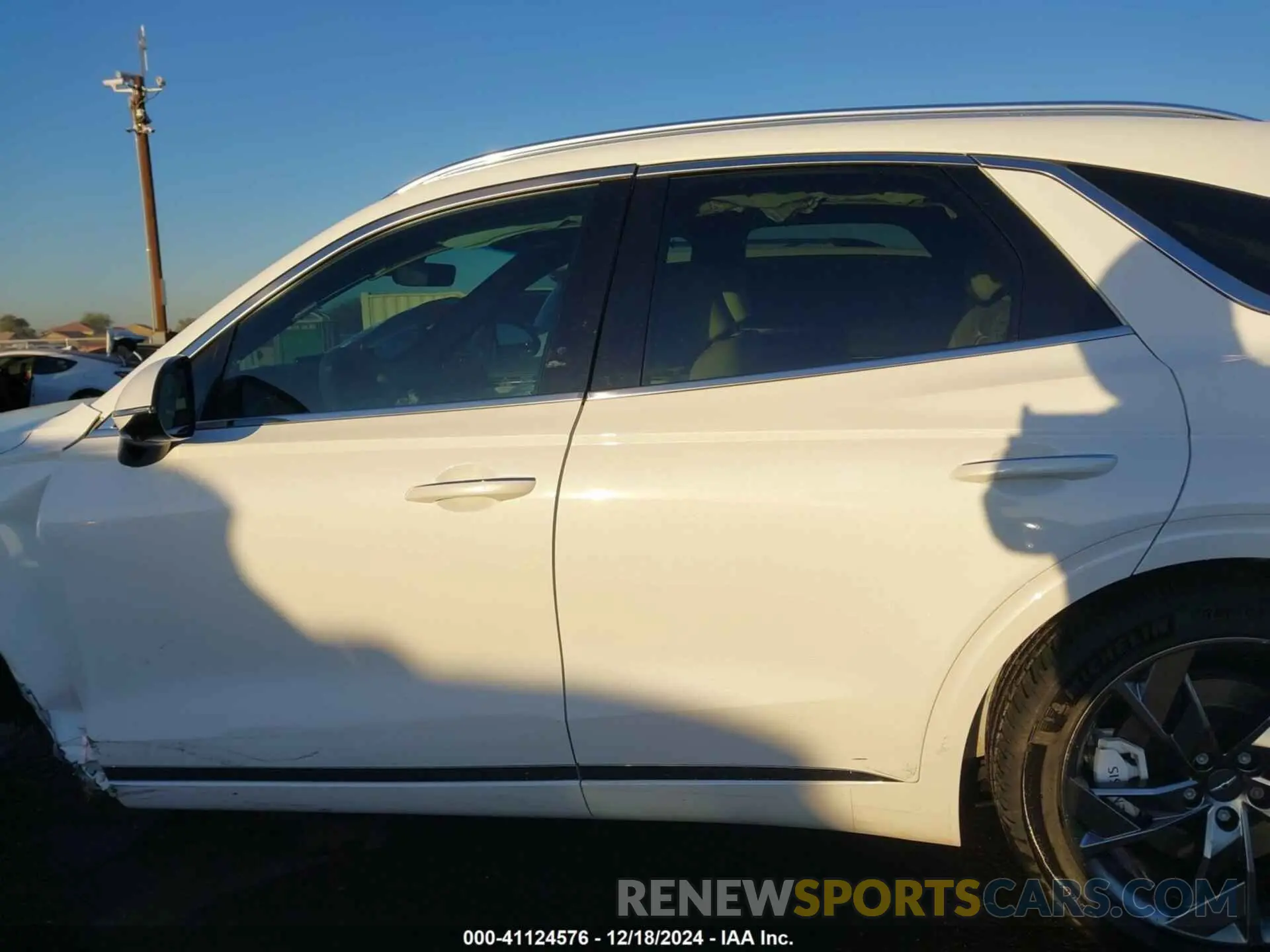 14 Photograph of a damaged car 5NMMCET18RH003235 GENESIS ELECTRIFIED GV70 2024