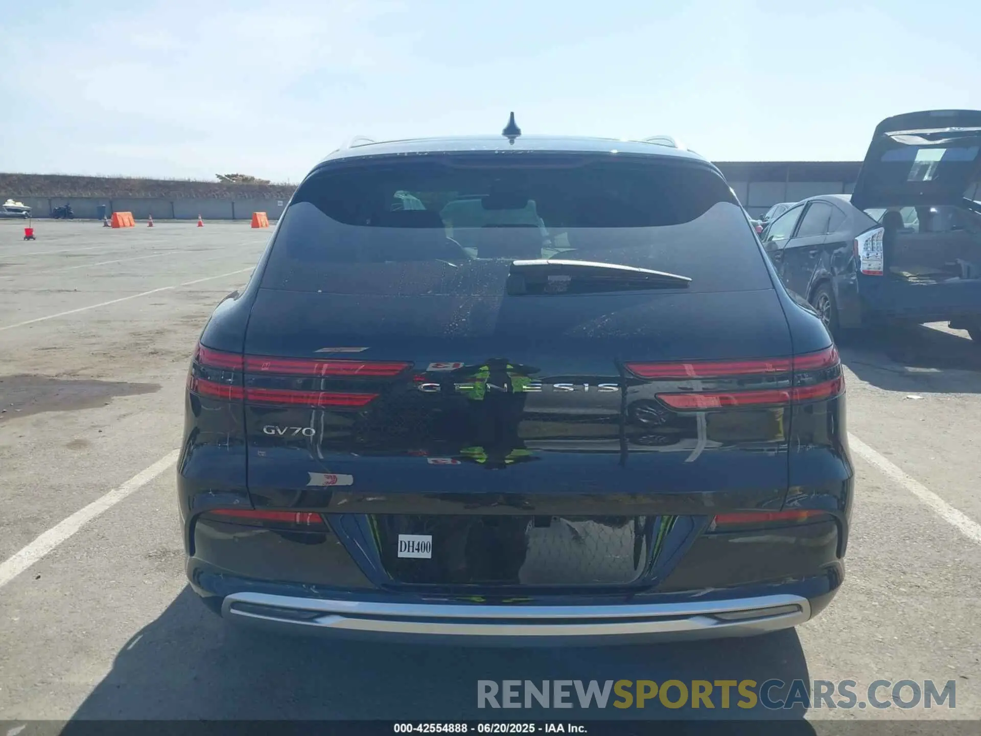 16 Photograph of a damaged car 5NMMCET17SH005287 GENESIS ELECTRIFIED GV70 2025