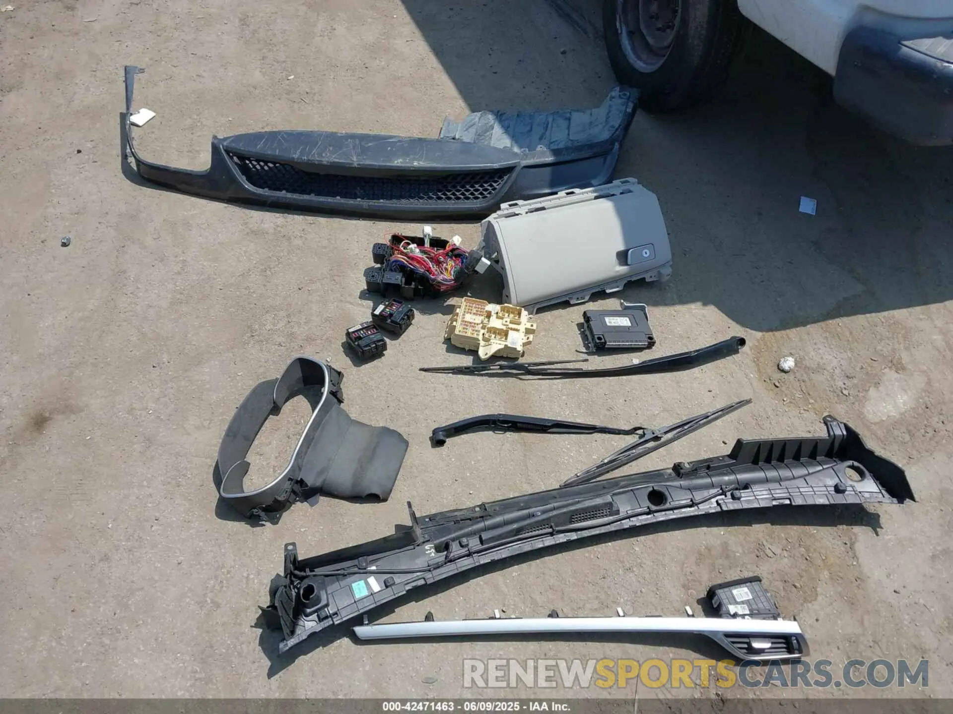 12 Photograph of a damaged car KMTG34LA0KU020554 GENESIS G70 2019