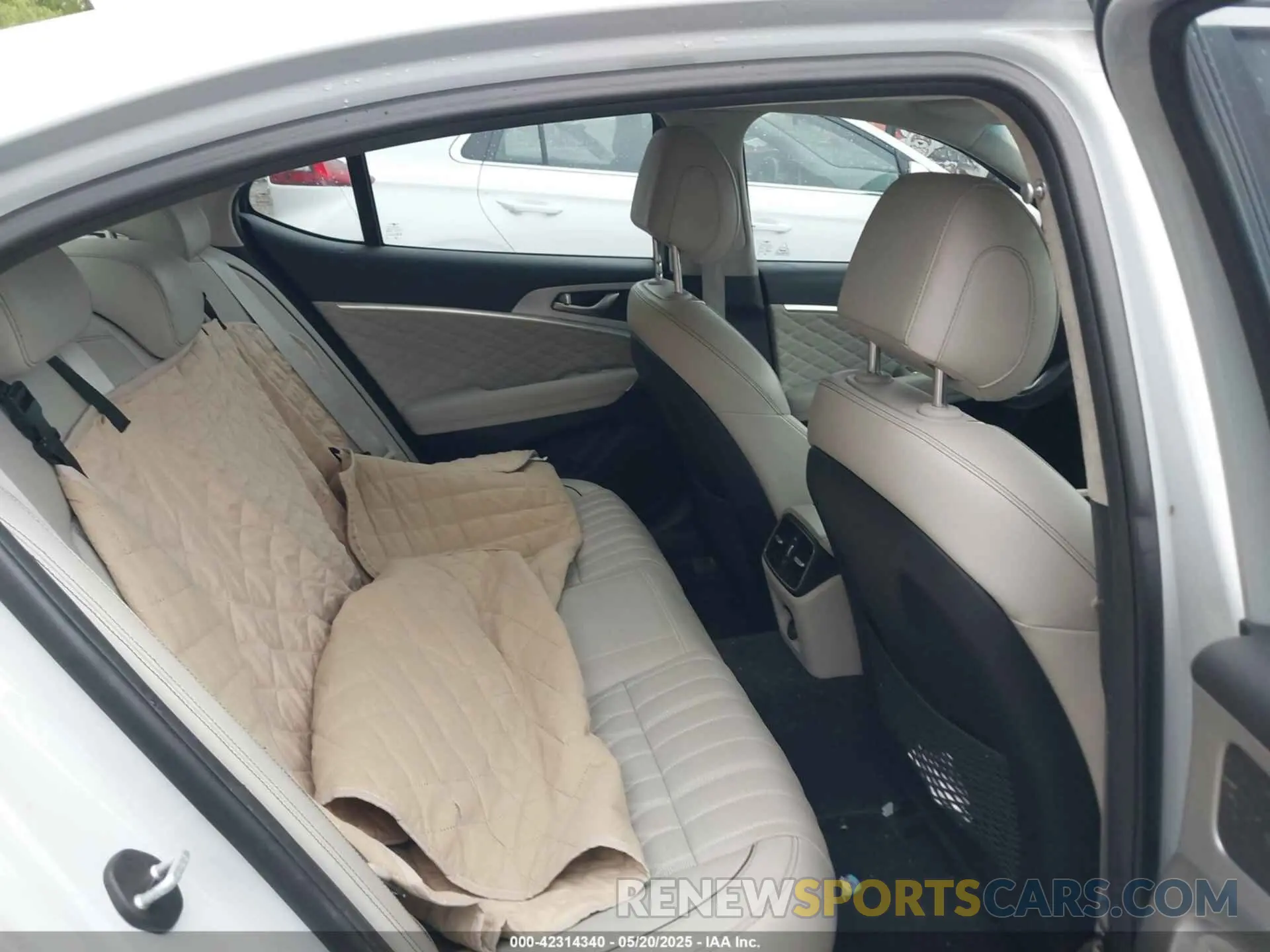 8 Photograph of a damaged car KMTG44LA4KU025432 GENESIS G70 2019