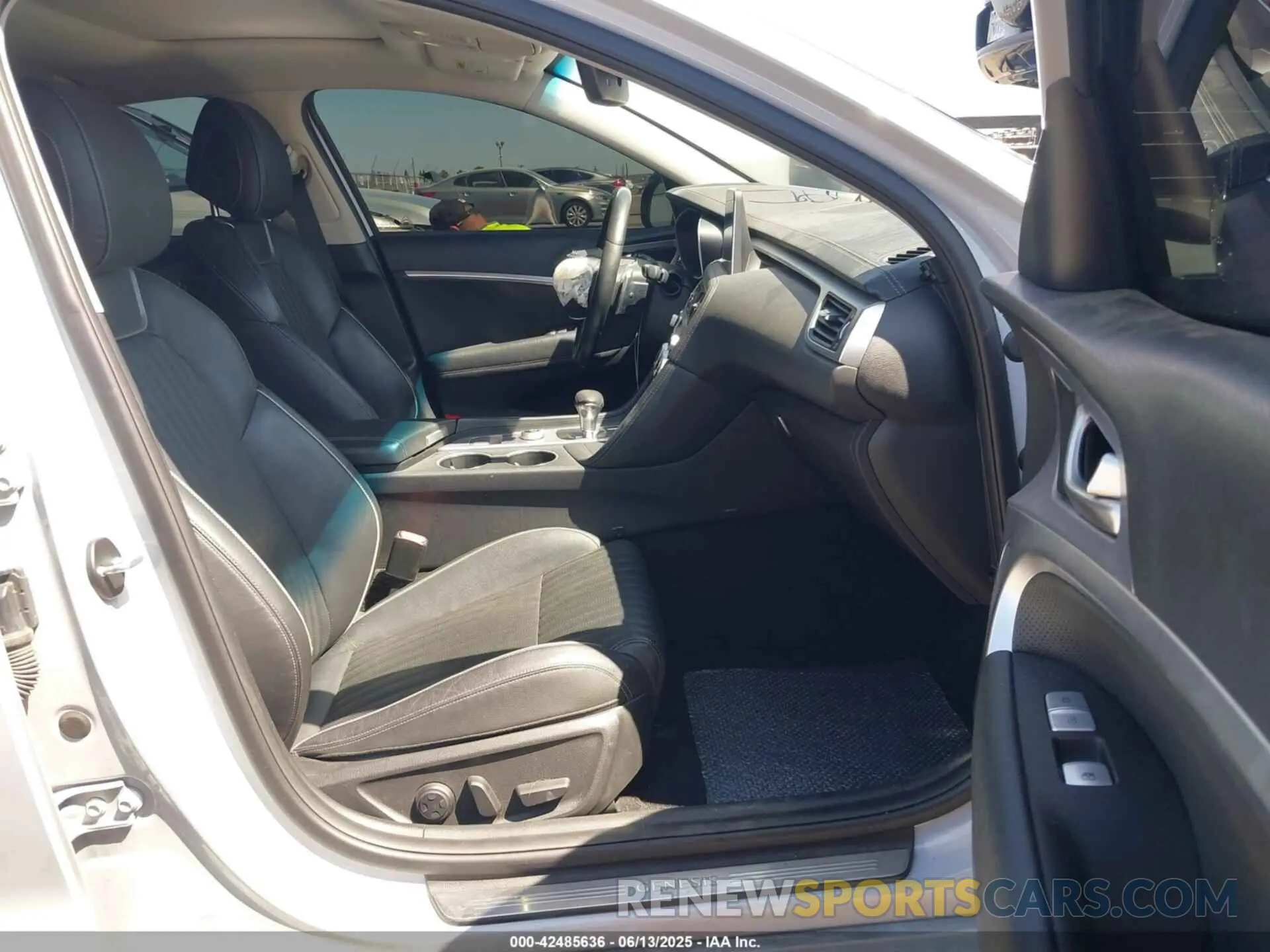5 Photograph of a damaged car KMTG74LE2LU059669 GENESIS G70 2020