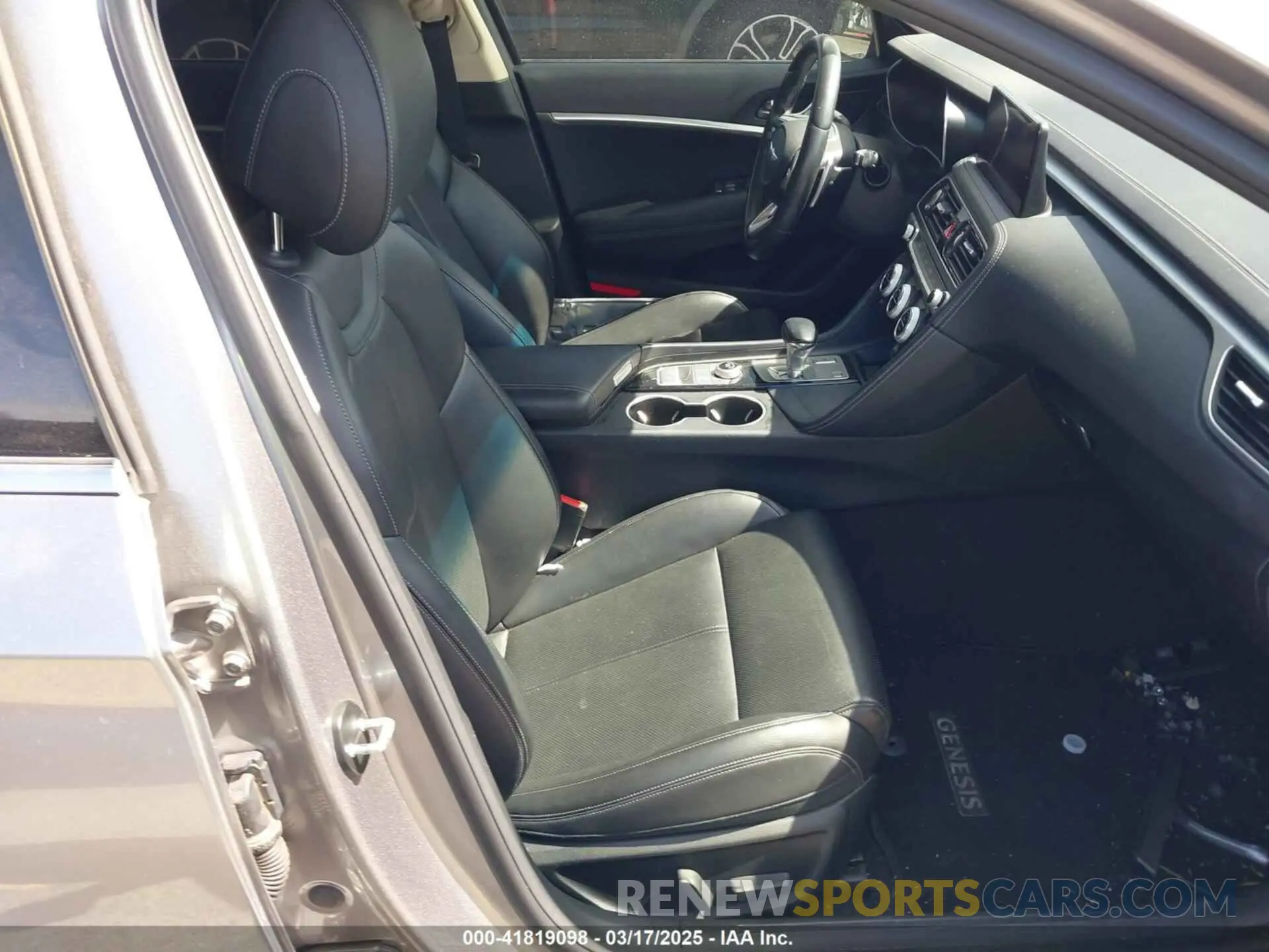 5 Photograph of a damaged car KMTG34TA1NU092710 GENESIS G70 2022