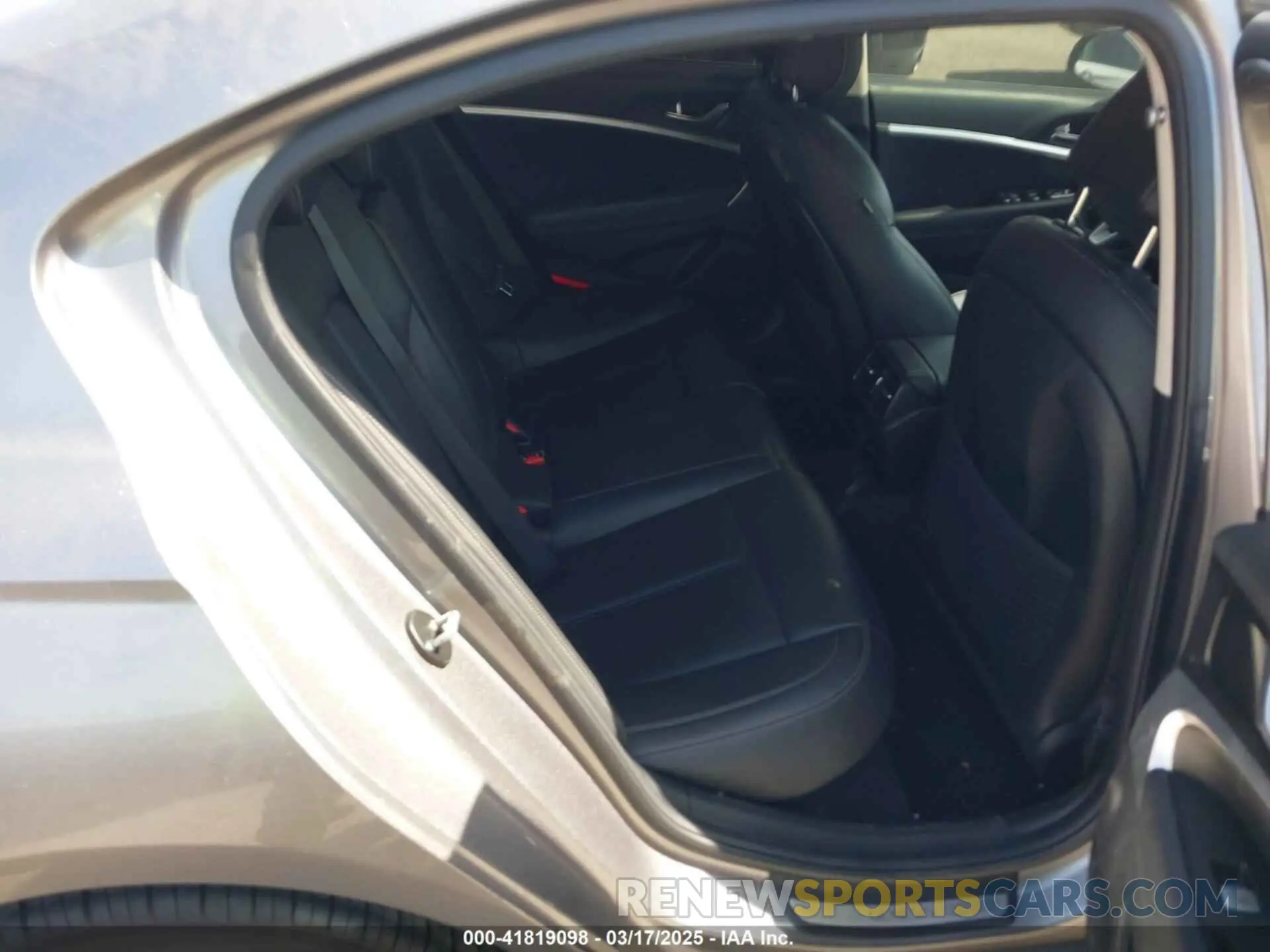 8 Photograph of a damaged car KMTG34TA1NU092710 GENESIS G70 2022