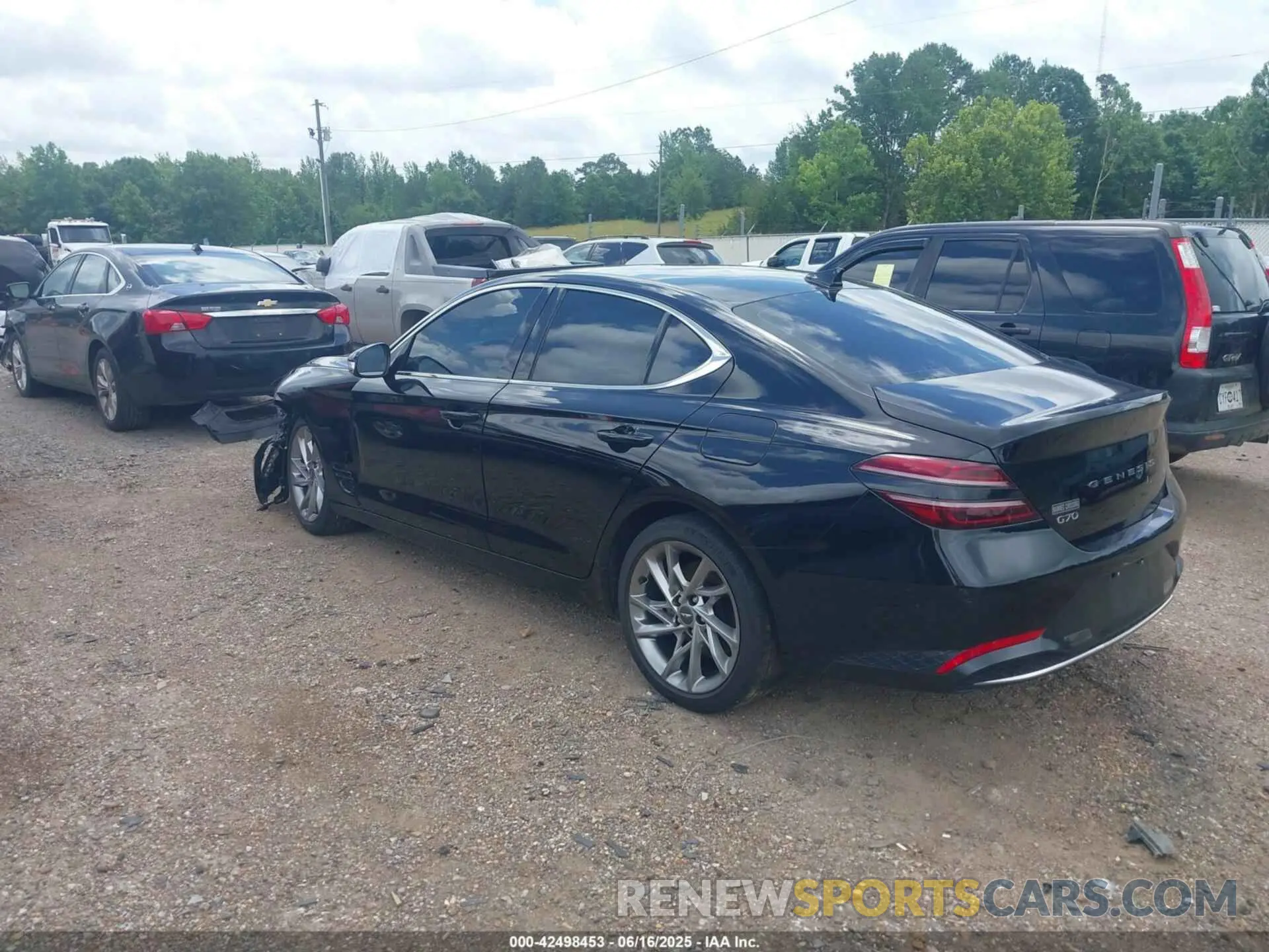 3 Photograph of a damaged car KMTG34TA2NU092862 GENESIS G70 2022
