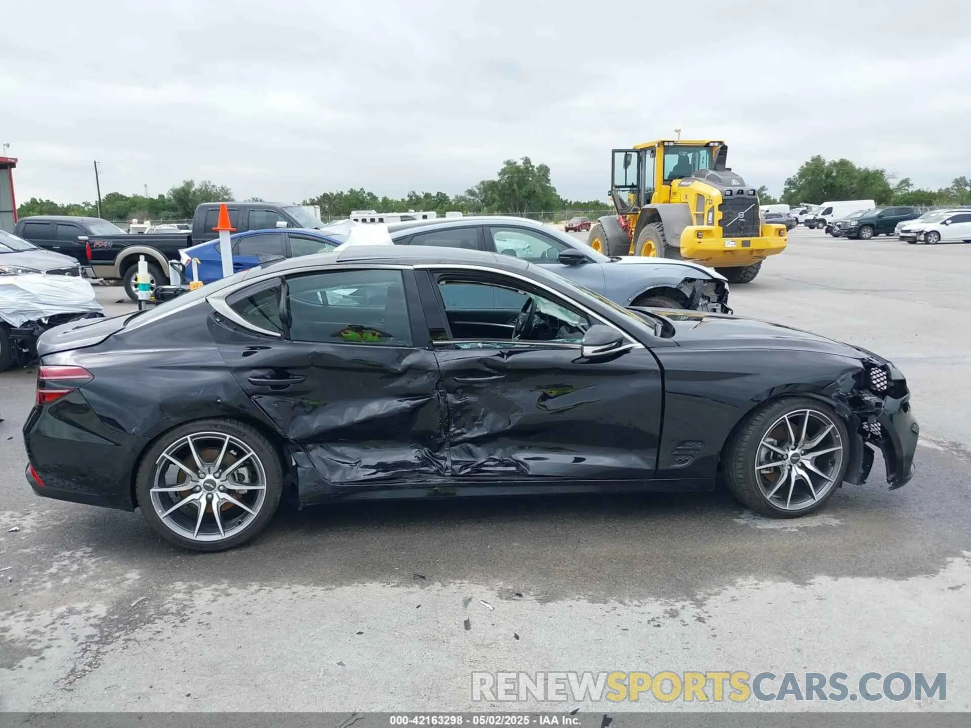 14 Photograph of a damaged car KMTG34TA2NU103715 GENESIS G70 2022