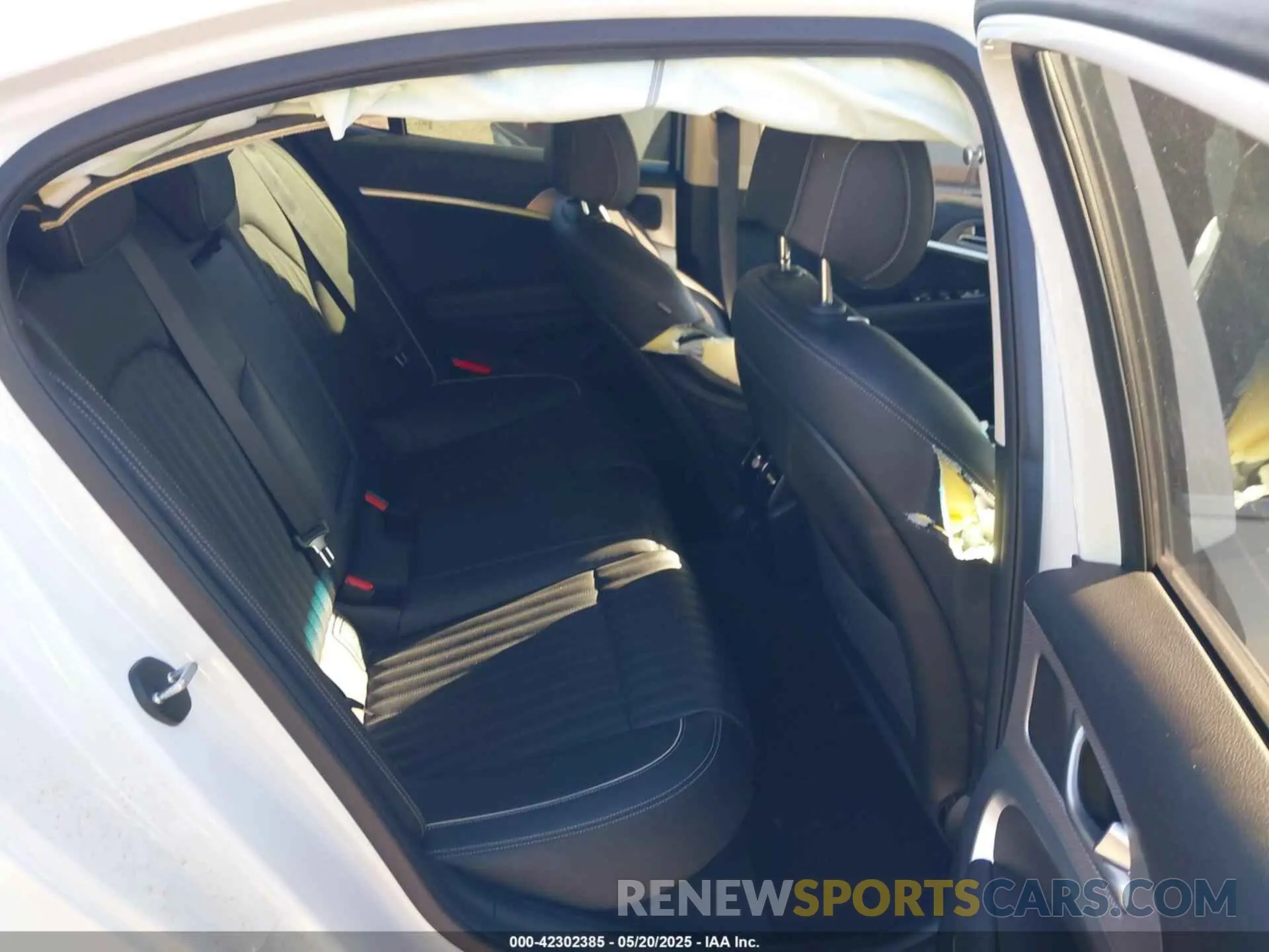 8 Photograph of a damaged car KMTG34TA2NU103990 GENESIS G70 2022