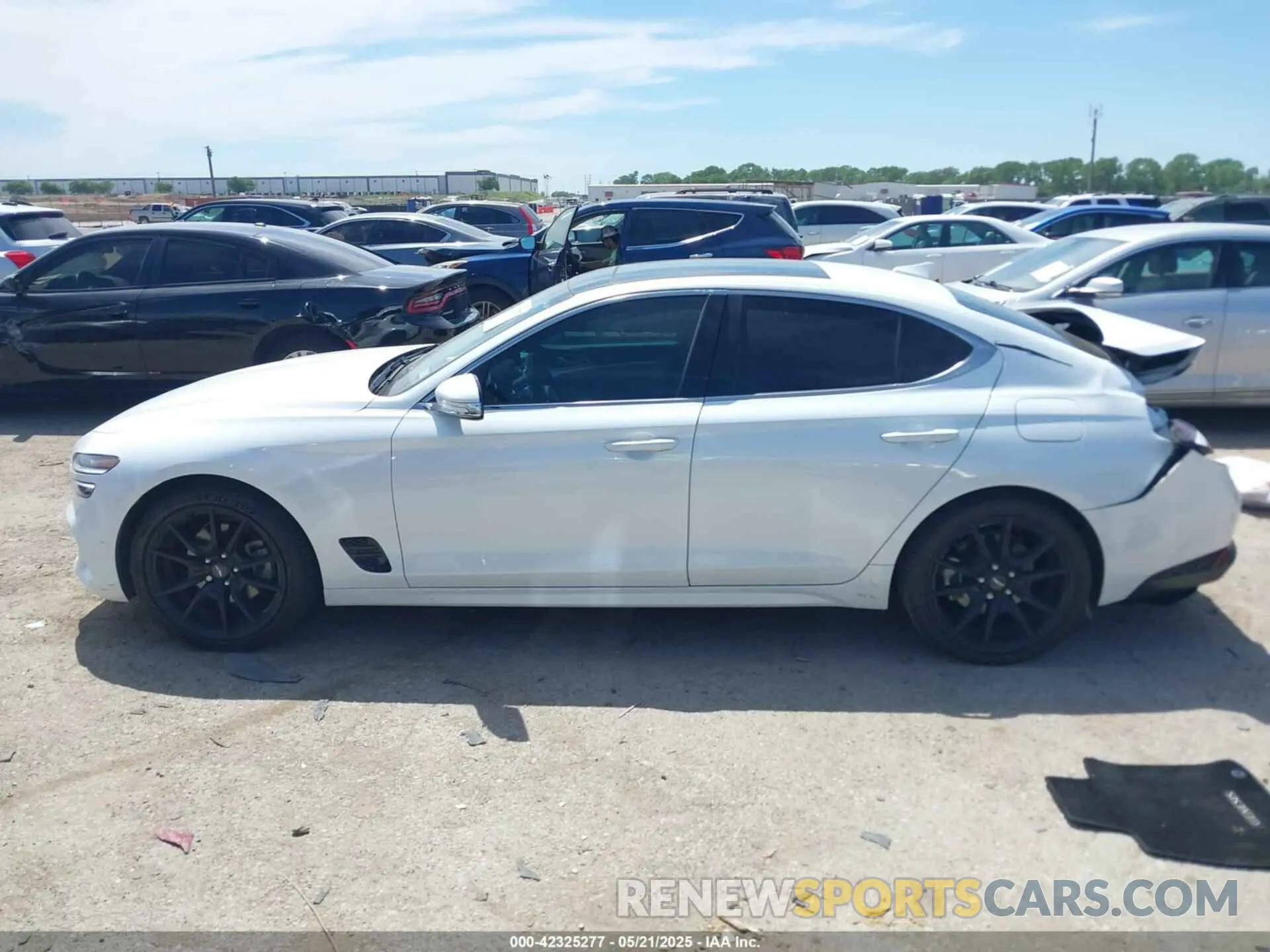 14 Photograph of a damaged car KMTG34TA5NU103935 GENESIS G70 2022