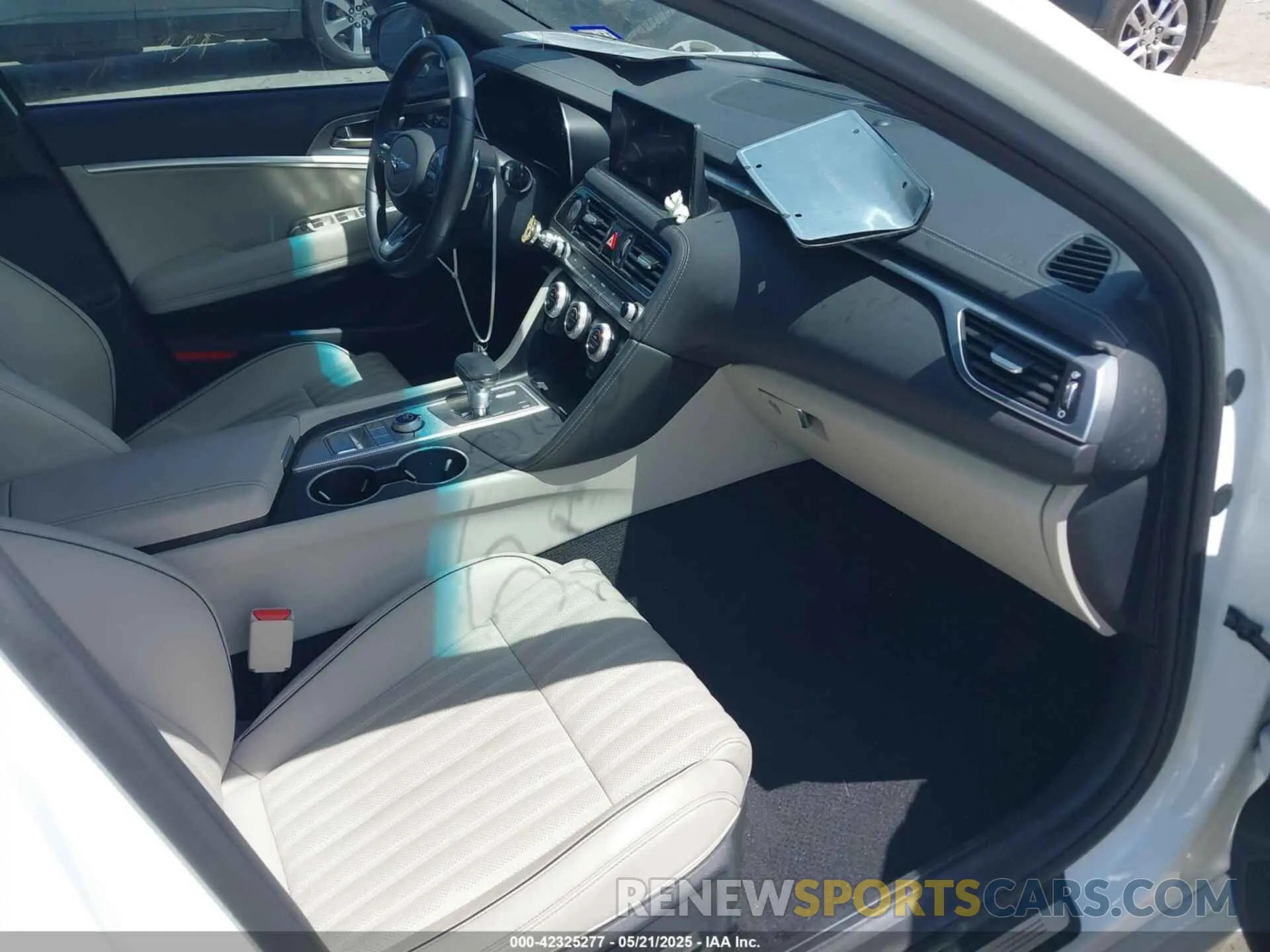 5 Photograph of a damaged car KMTG34TA5NU103935 GENESIS G70 2022