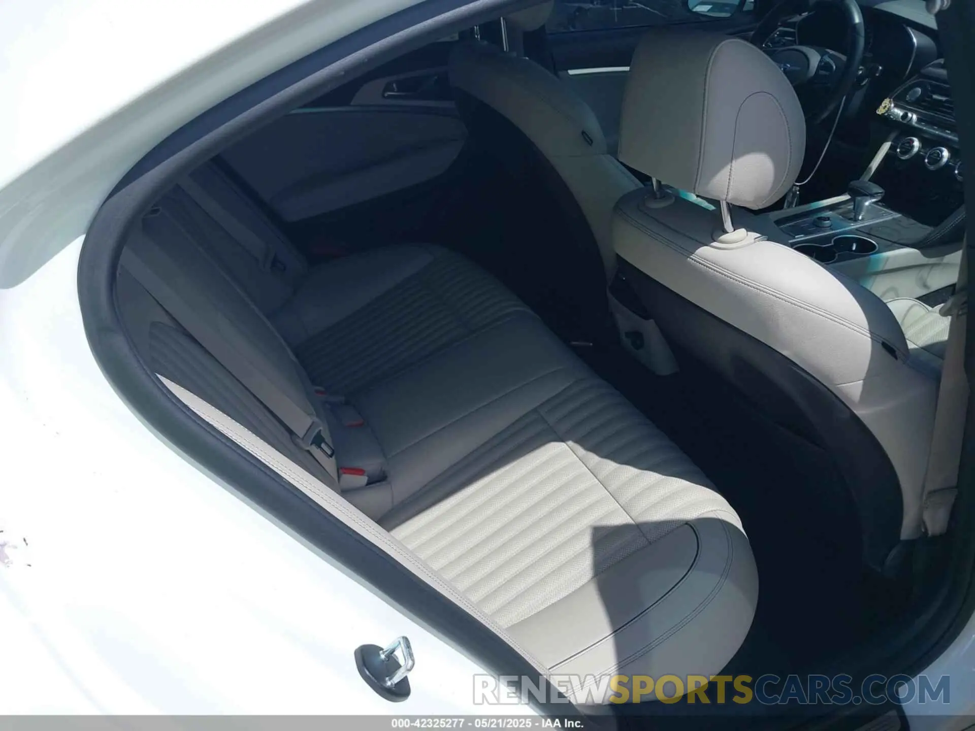 8 Photograph of a damaged car KMTG34TA5NU103935 GENESIS G70 2022