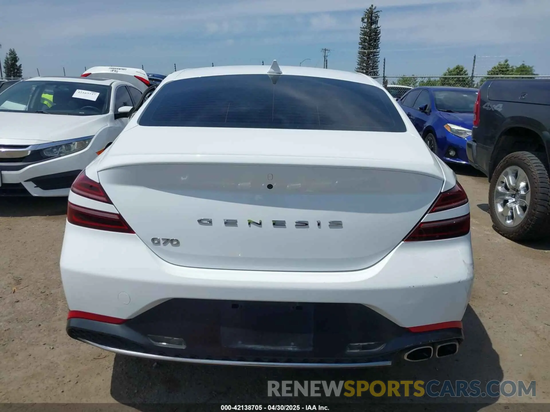 17 Photograph of a damaged car KMTG34TA9NU095130 GENESIS G70 2022