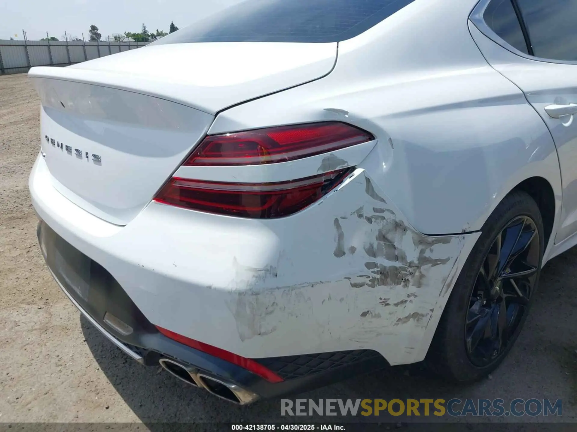 18 Photograph of a damaged car KMTG34TA9NU095130 GENESIS G70 2022