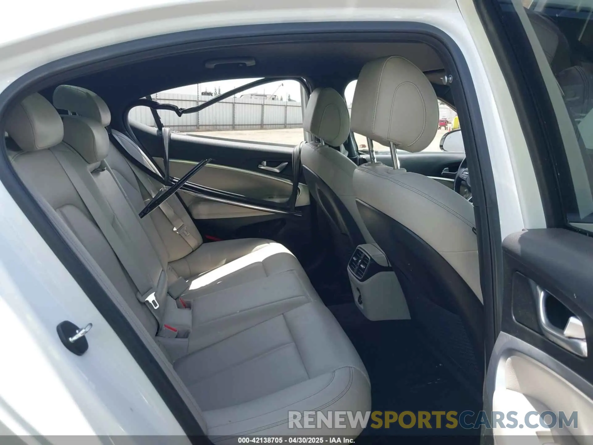 8 Photograph of a damaged car KMTG34TA9NU095130 GENESIS G70 2022
