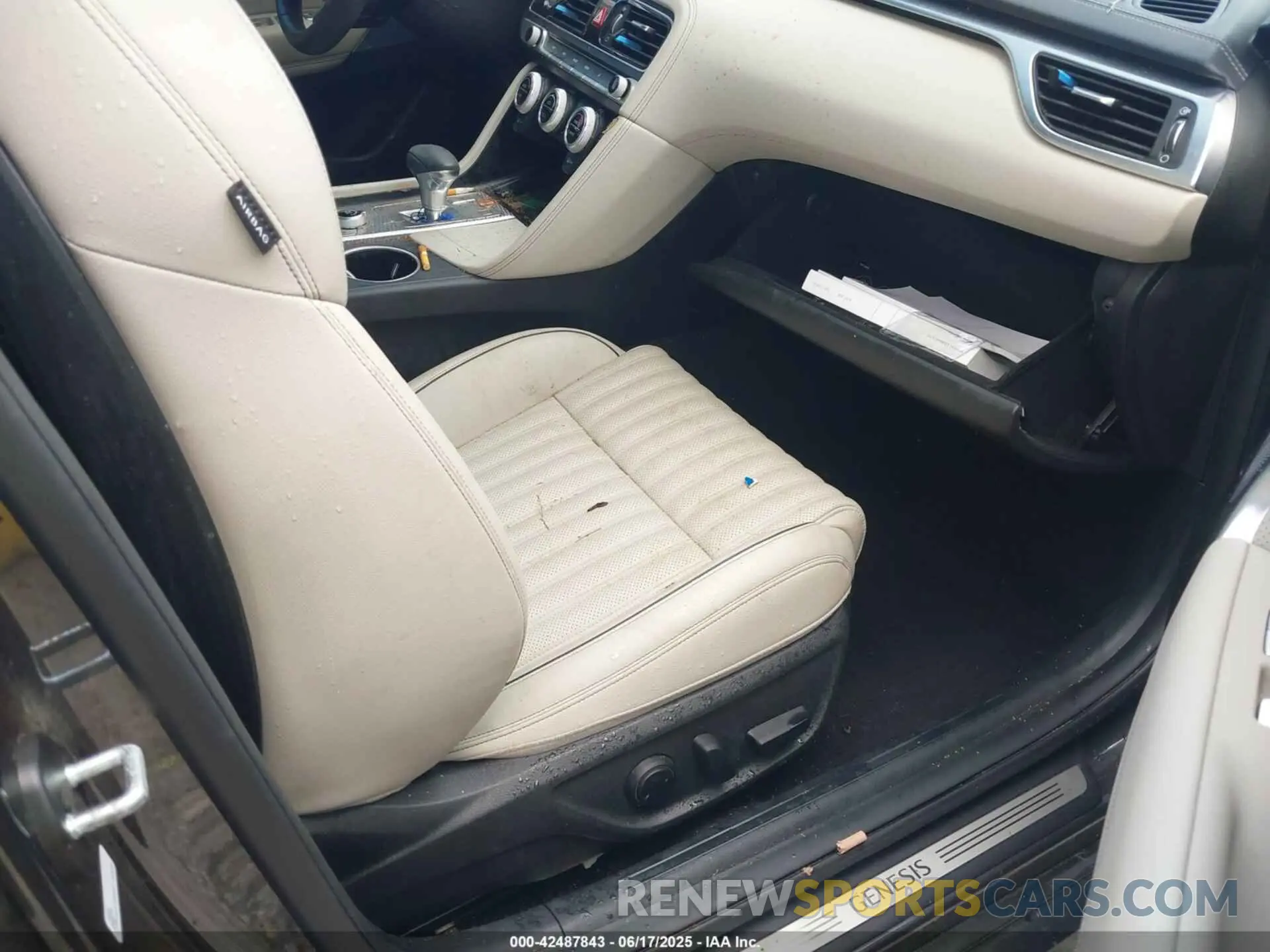 5 Photograph of a damaged car KMTG54TE1PU125348 GENESIS G70 2023