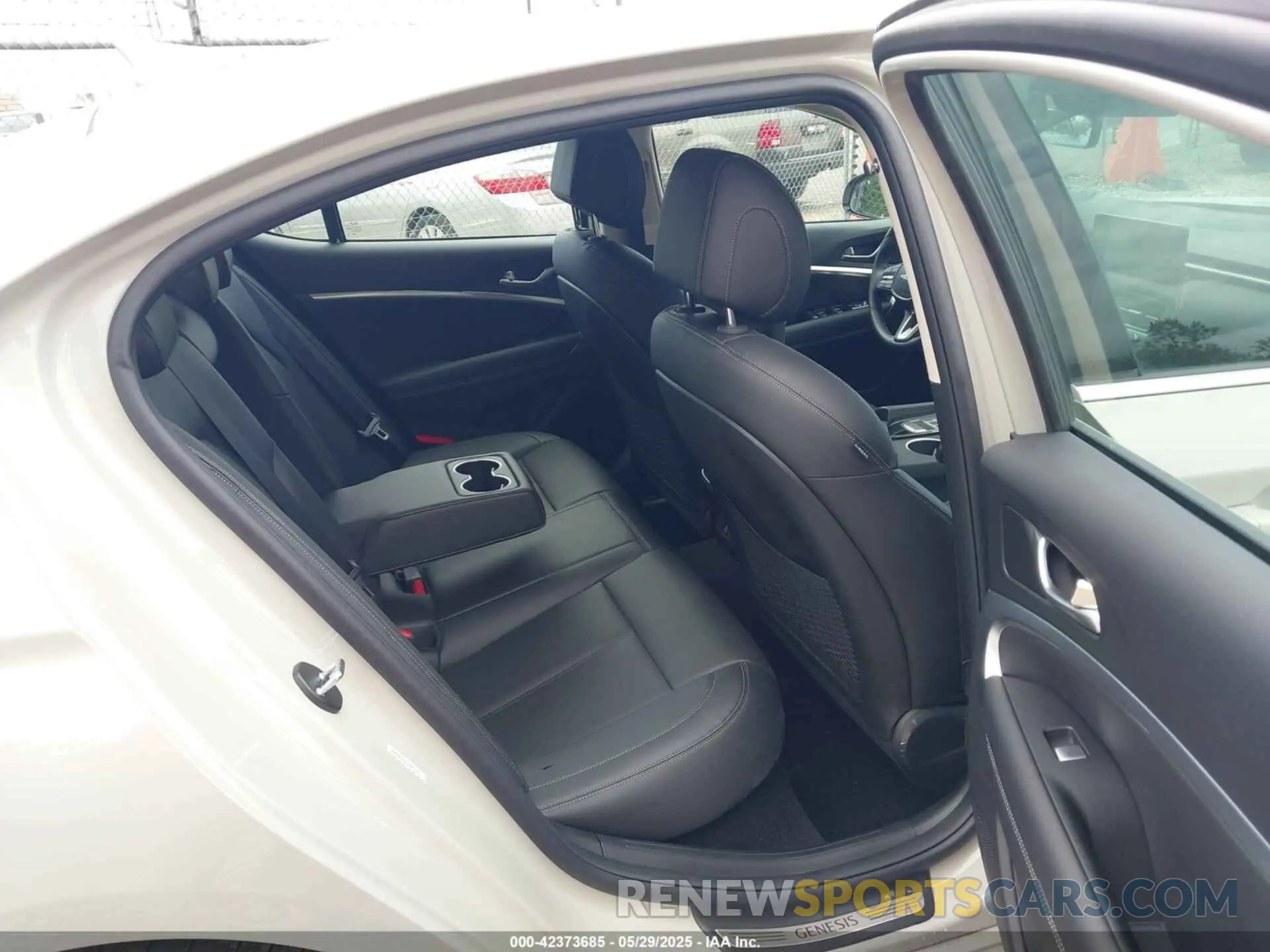 8 Photograph of a damaged car KMTG34SC2SU155702 GENESIS G70 2025