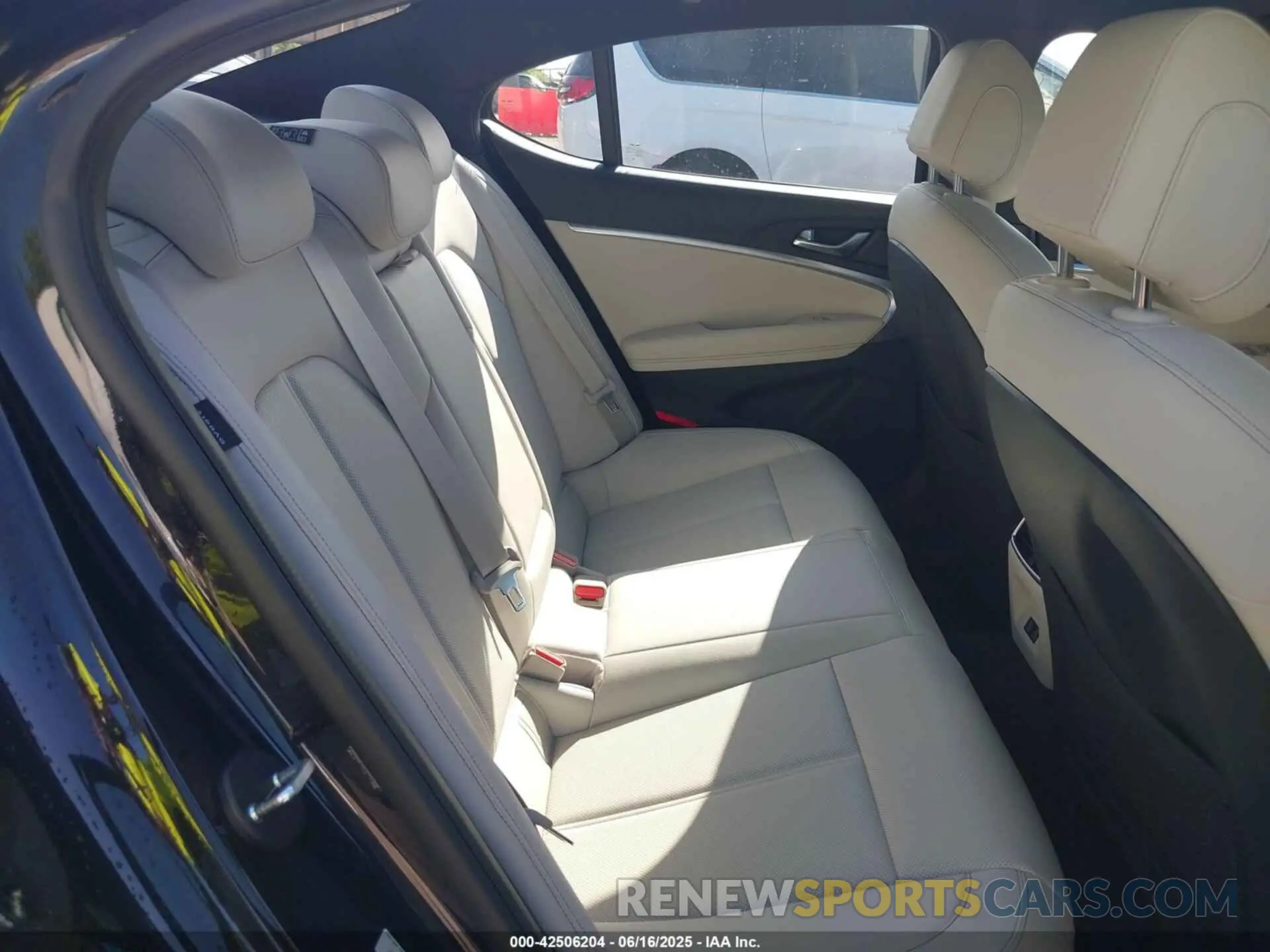 8 Photograph of a damaged car KMTG34SC9SU153977 GENESIS G70 2025