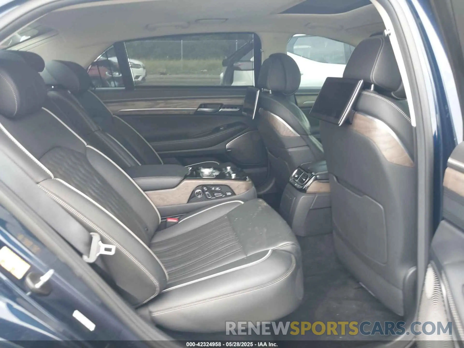 8 Photograph of a damaged car KMTF54PH2MU086510 GENESIS G90 2021