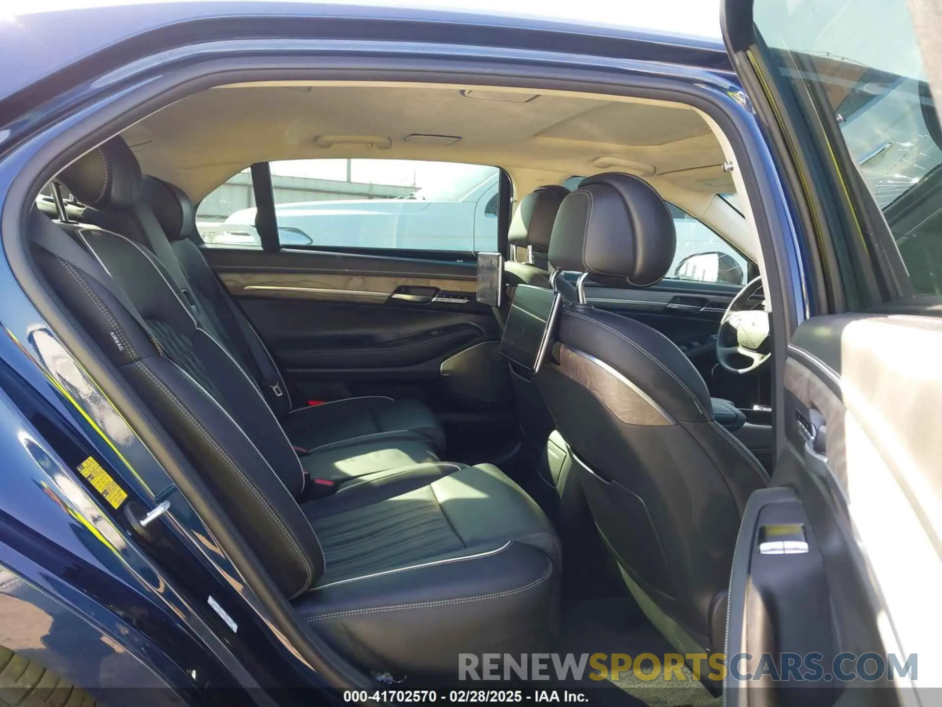 8 Photograph of a damaged car KMTF54PH4MU085164 GENESIS G90 2021