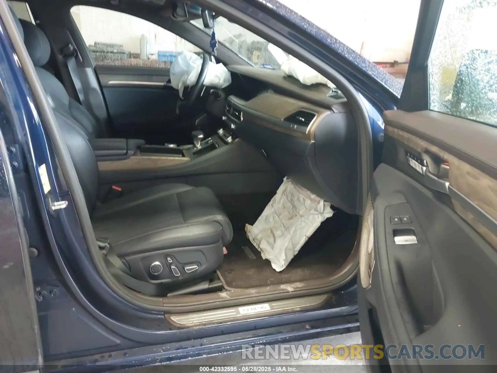 5 Photograph of a damaged car KMTF54PH6MU086073 GENESIS G90 2021