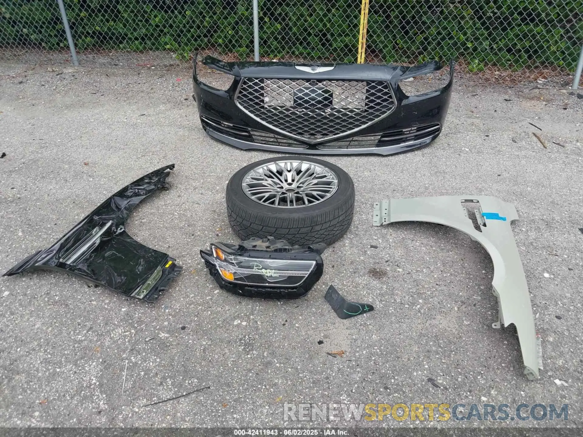 12 Photograph of a damaged car KMTF54PH6NU096409 GENESIS G90 2022