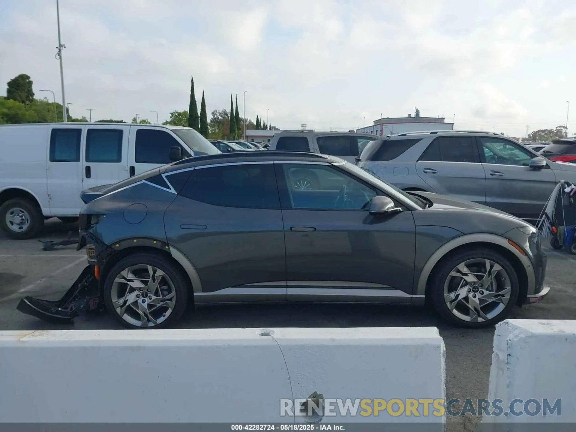 14 Photograph of a damaged car KMUKEDTB3PU011685 GENESIS GV60 2023