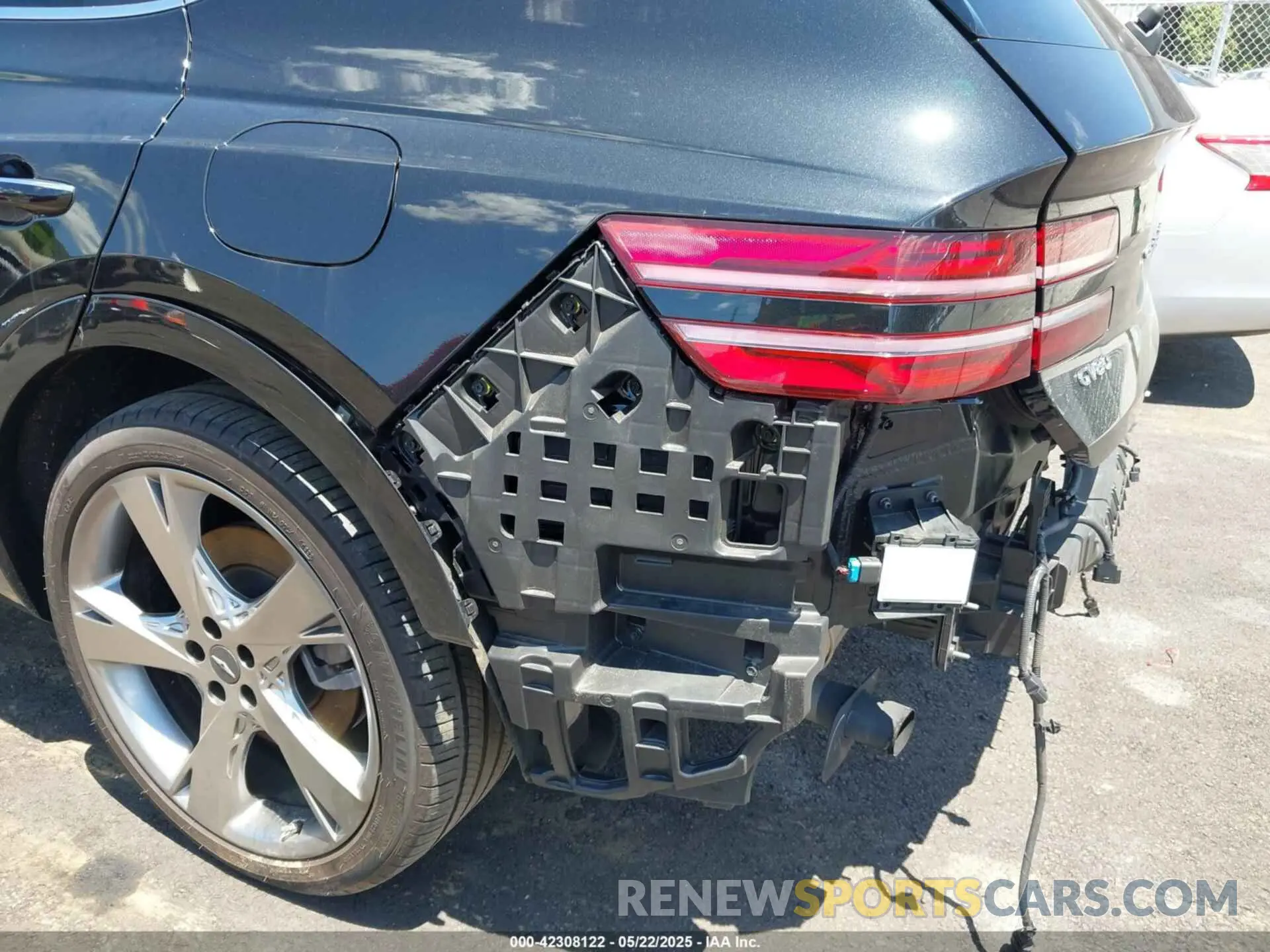 18 Photograph of a damaged car KMUHCESC4MU031634 GENESIS GV80 2021