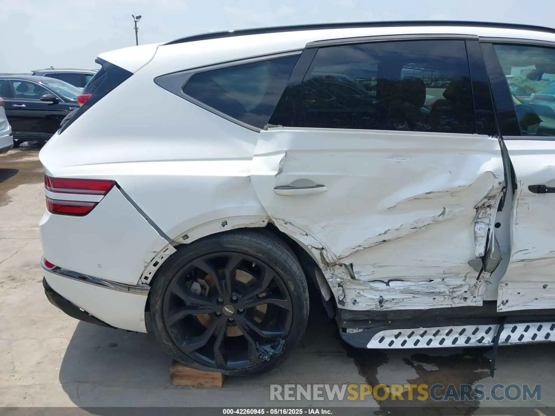 17 Photograph of a damaged car KMUHCESC8RU166378 GENESIS GV80 2024