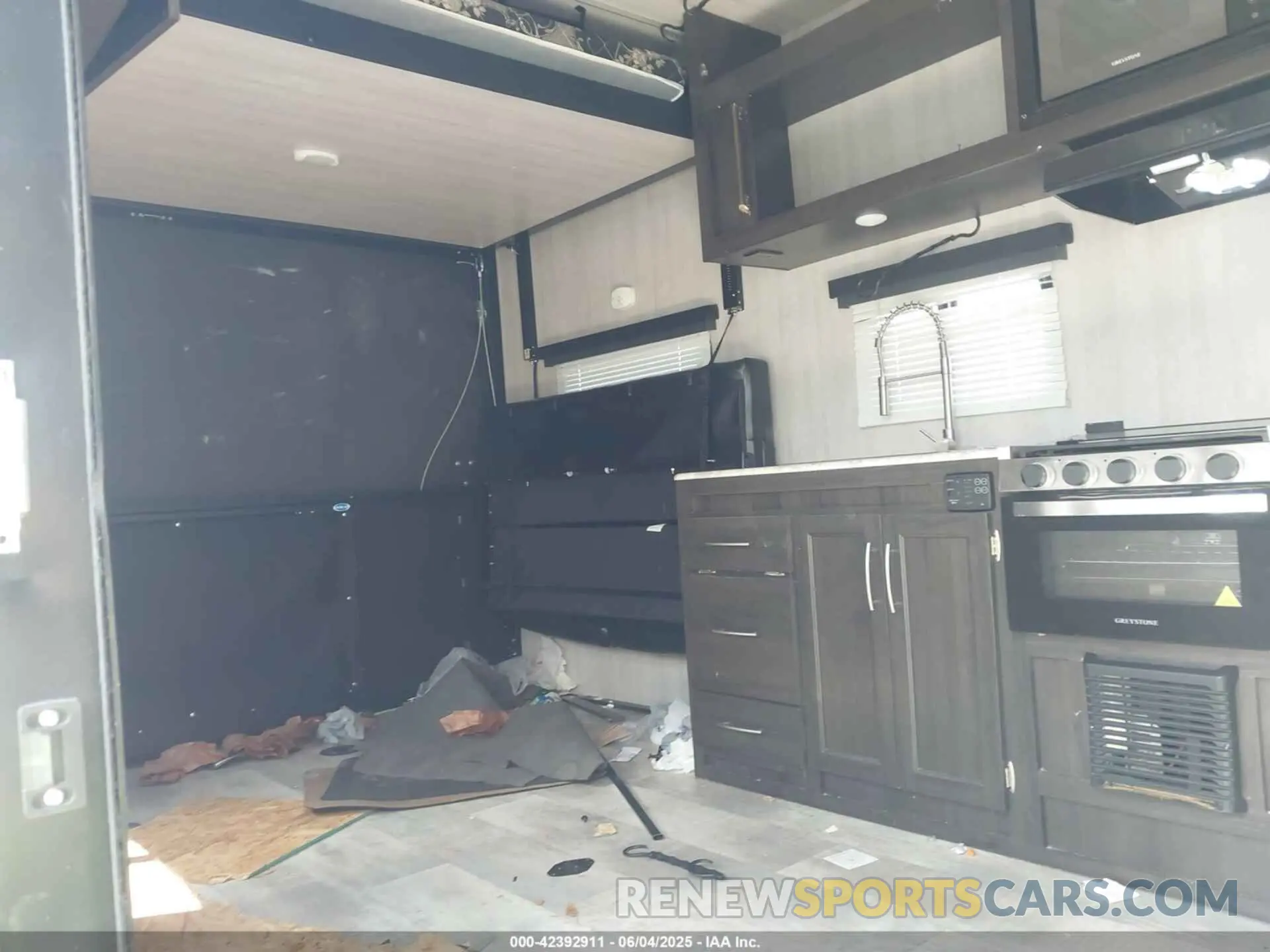 8 Photograph of a damaged car 7HN1BED27NP472905 GENESIS SUPREME 2022