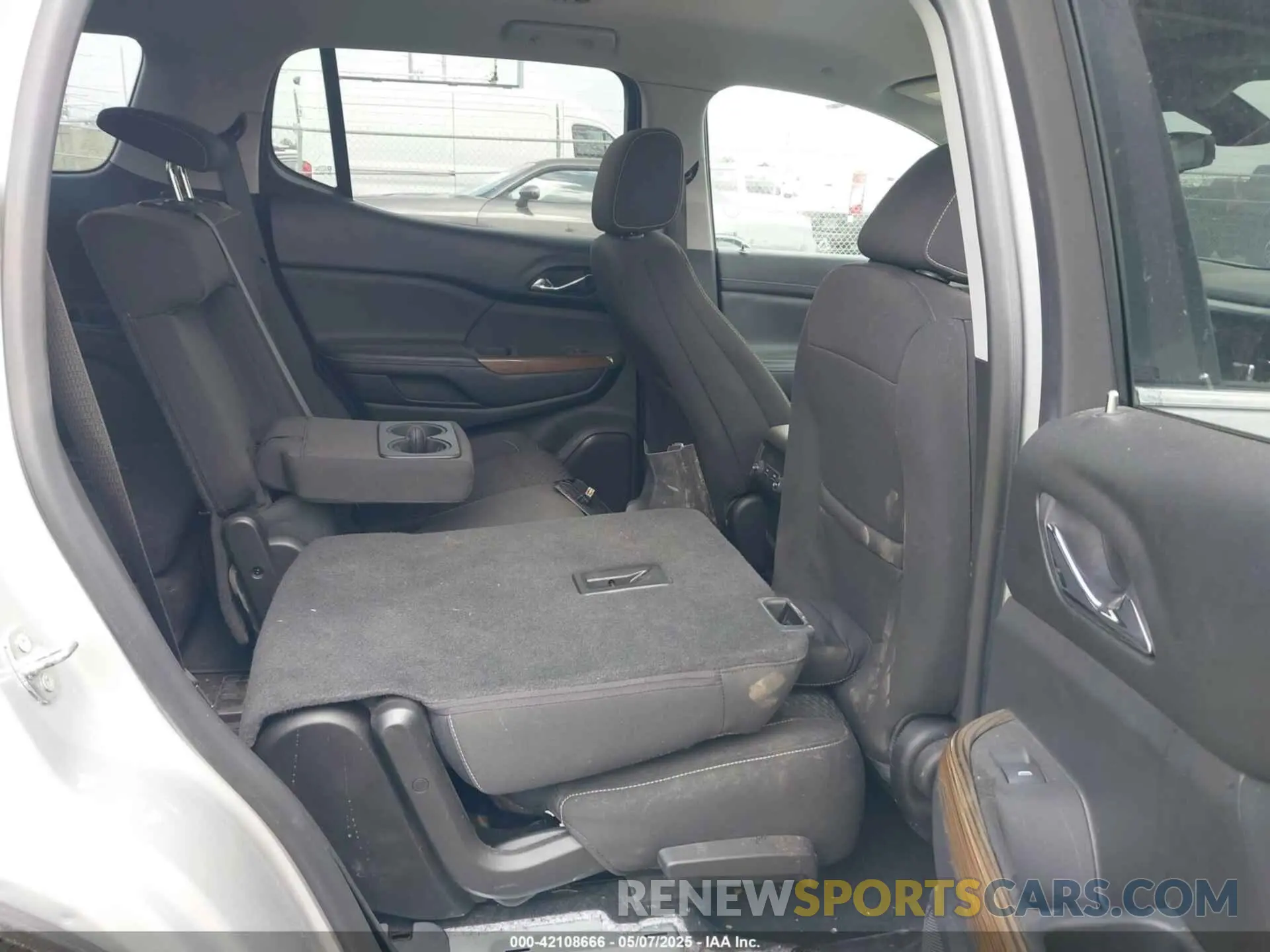 8 Photograph of a damaged car 1GKKNKLA1KZ124873 GMC ACADIA 2019