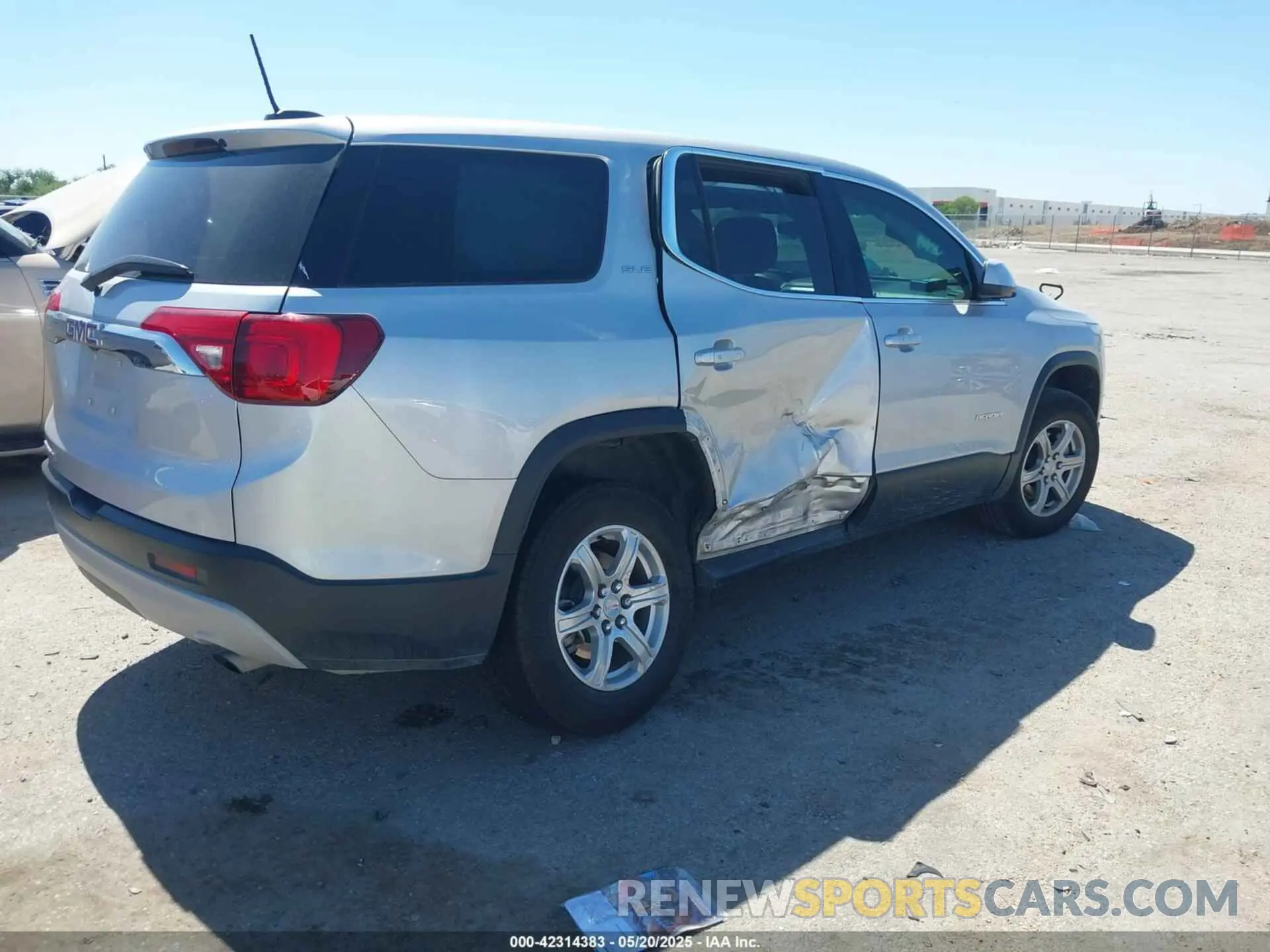 4 Photograph of a damaged car 1GKKNKLA1KZ196849 GMC ACADIA 2019