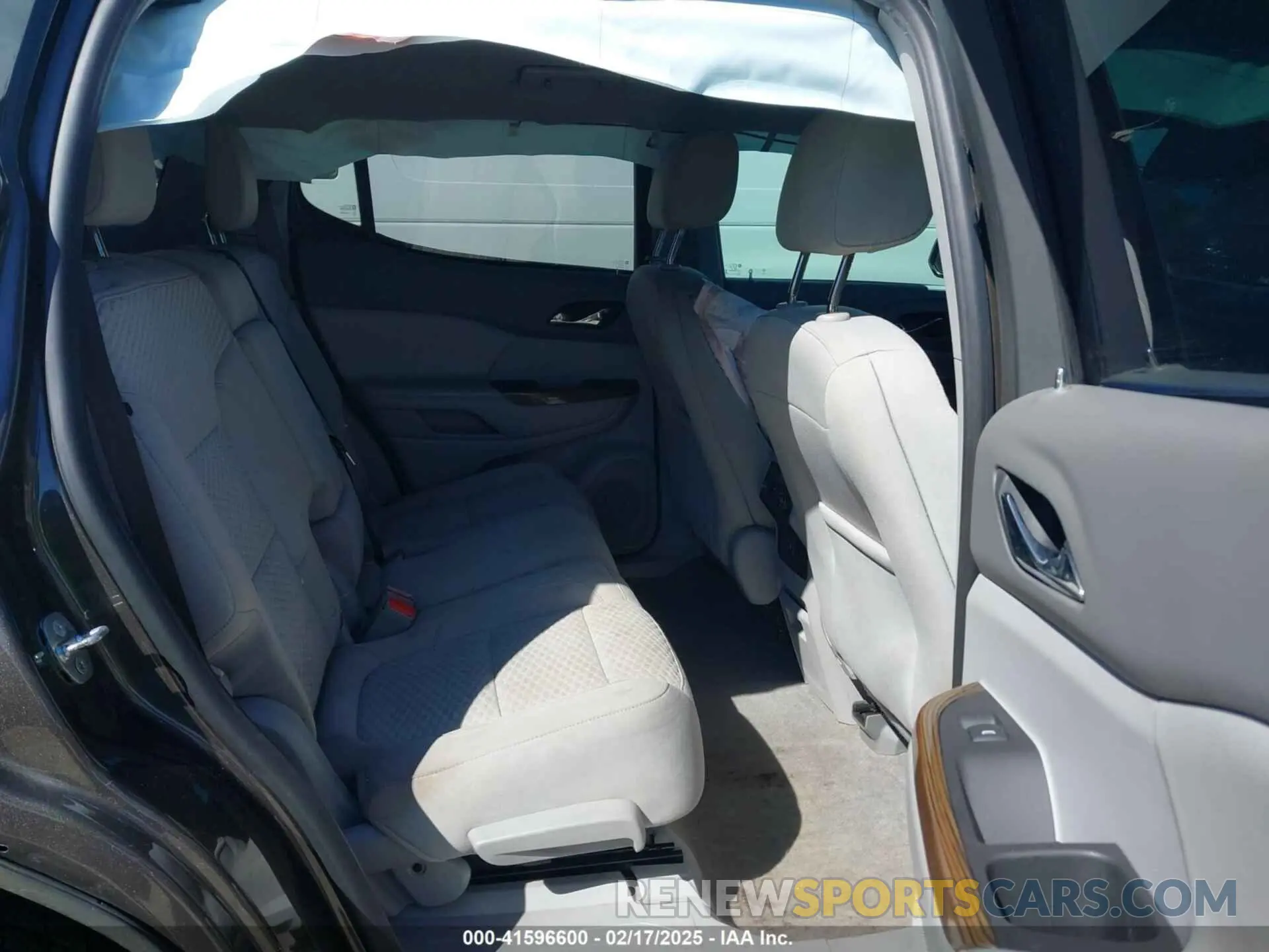 8 Photograph of a damaged car 1GKKNKLA1KZ199136 GMC ACADIA 2019