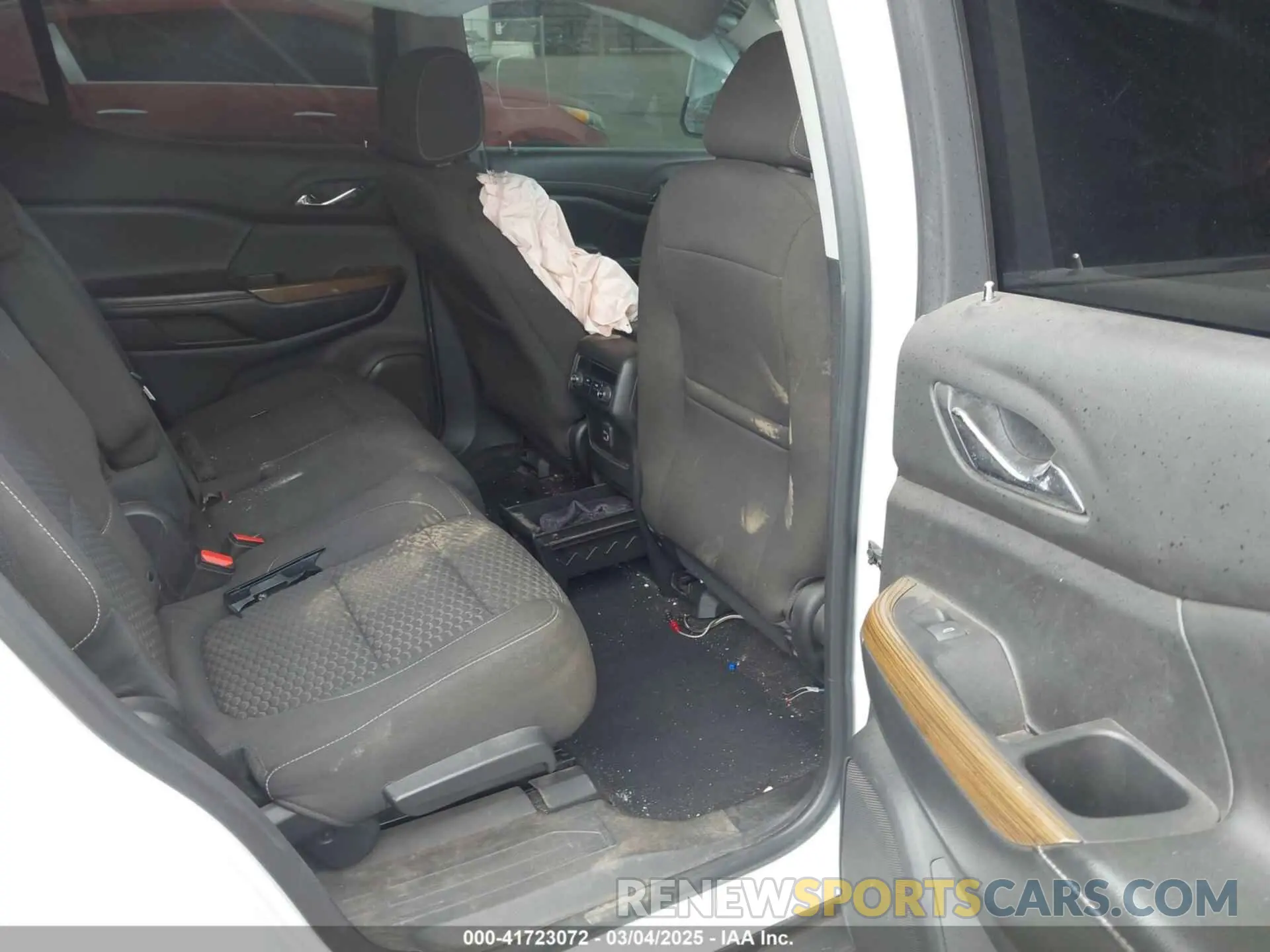 8 Photograph of a damaged car 1GKKNKLA2KZ180403 GMC ACADIA 2019