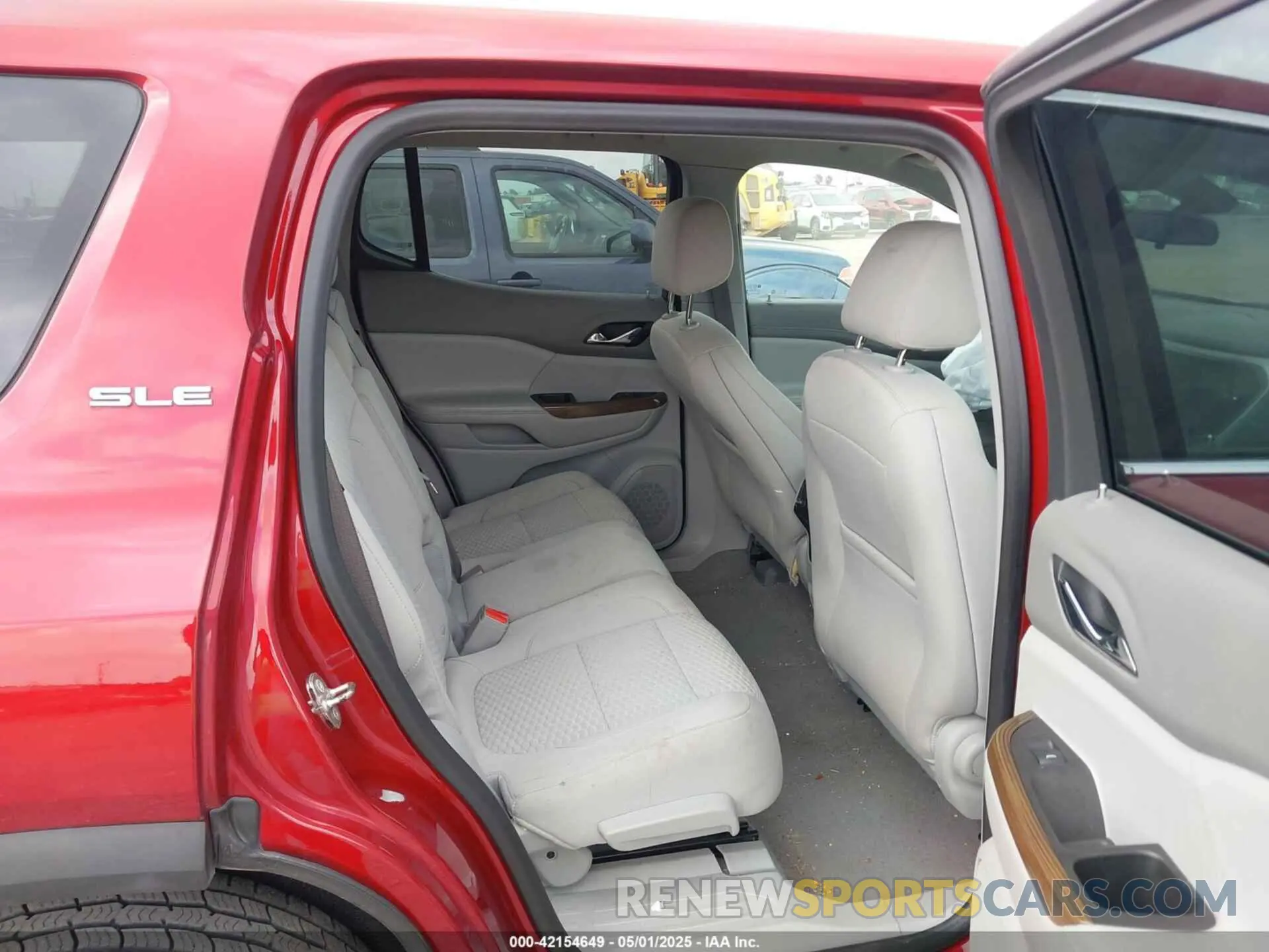 8 Photograph of a damaged car 1GKKNKLA3KZ238647 GMC ACADIA 2019