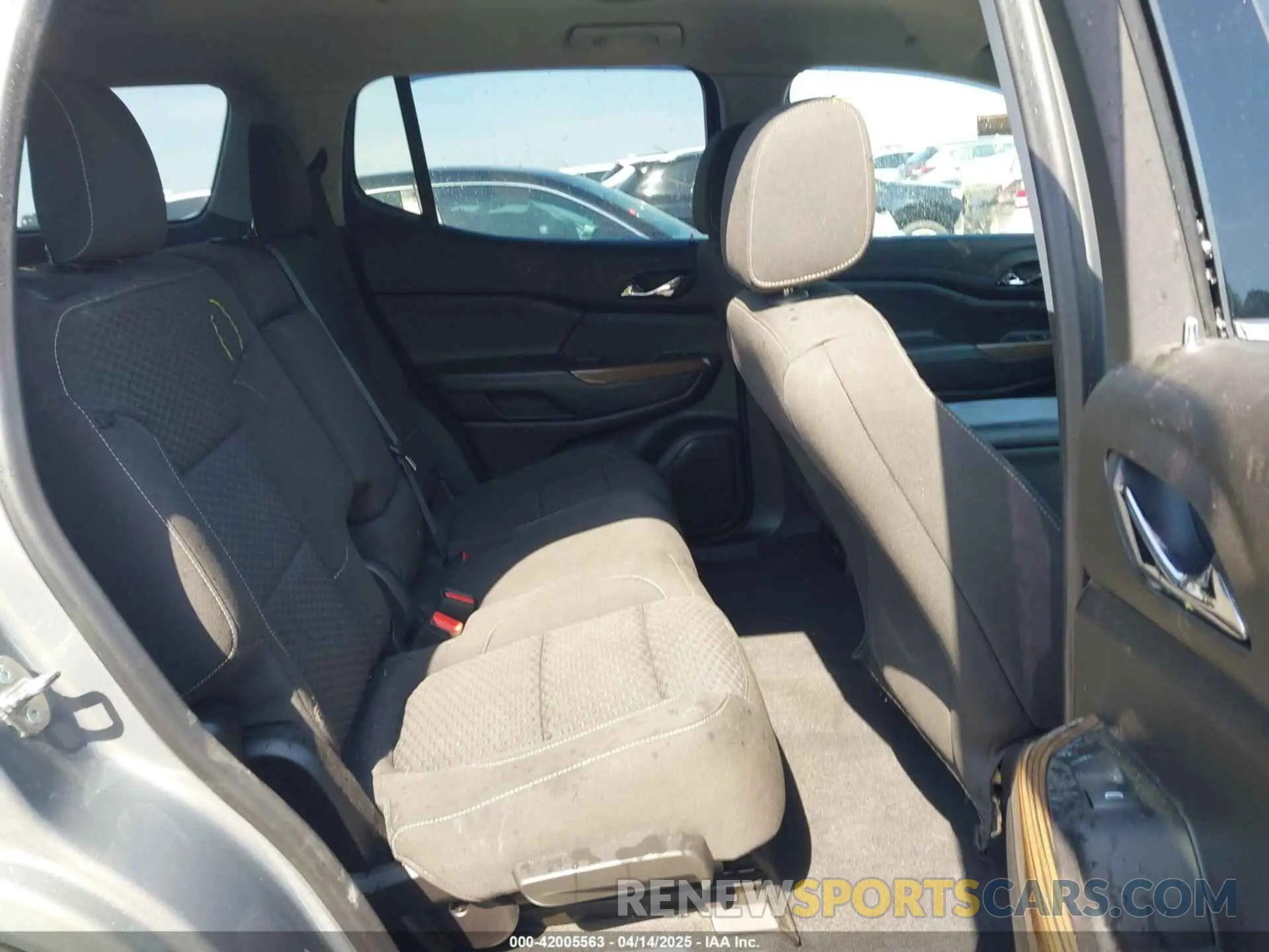 8 Photograph of a damaged car 1GKKNKLA3KZ266531 GMC ACADIA 2019