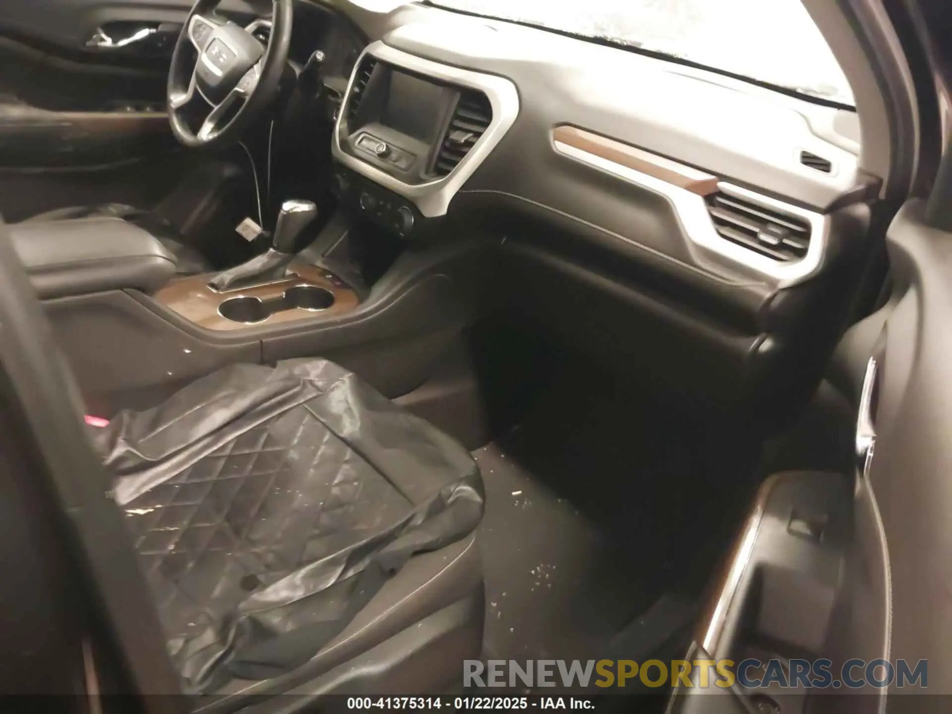 5 Photograph of a damaged car 1GKKNKLA4KZ233800 GMC ACADIA 2019