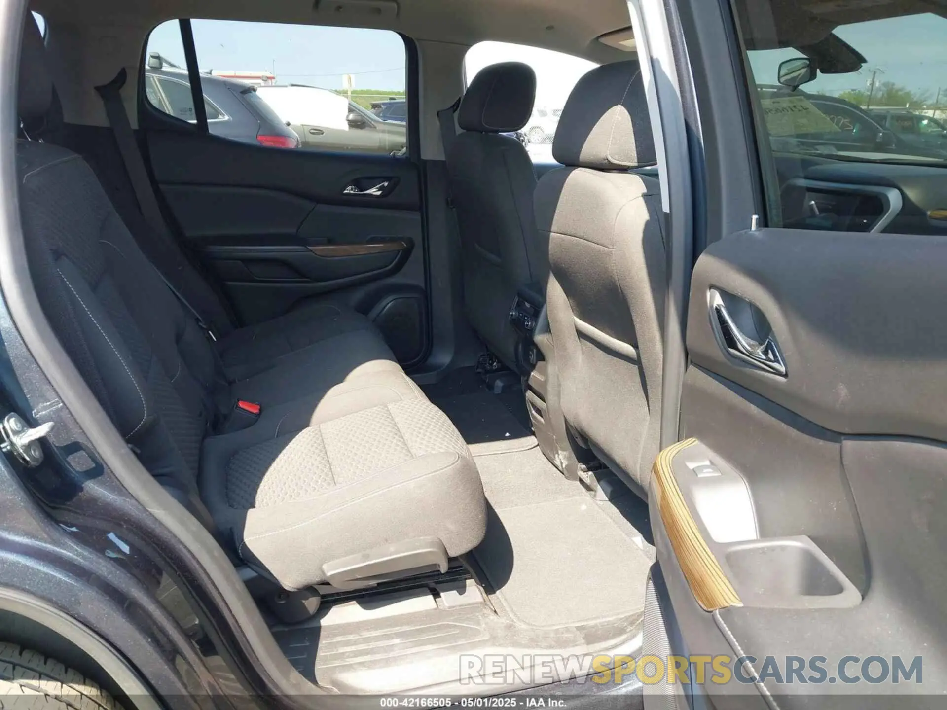 8 Photograph of a damaged car 1GKKNKLA5KZ223597 GMC ACADIA 2019