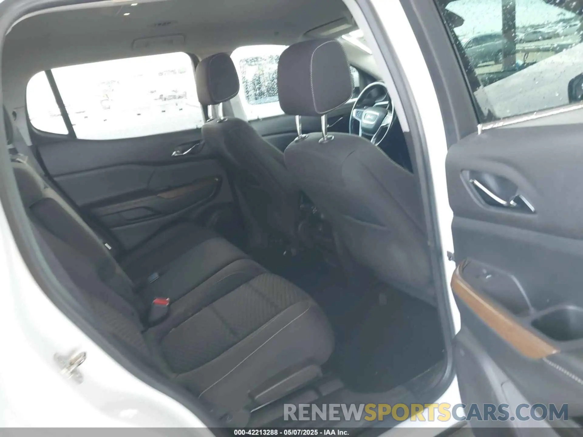 8 Photograph of a damaged car 1GKKNKLA6KZ240134 GMC ACADIA 2019