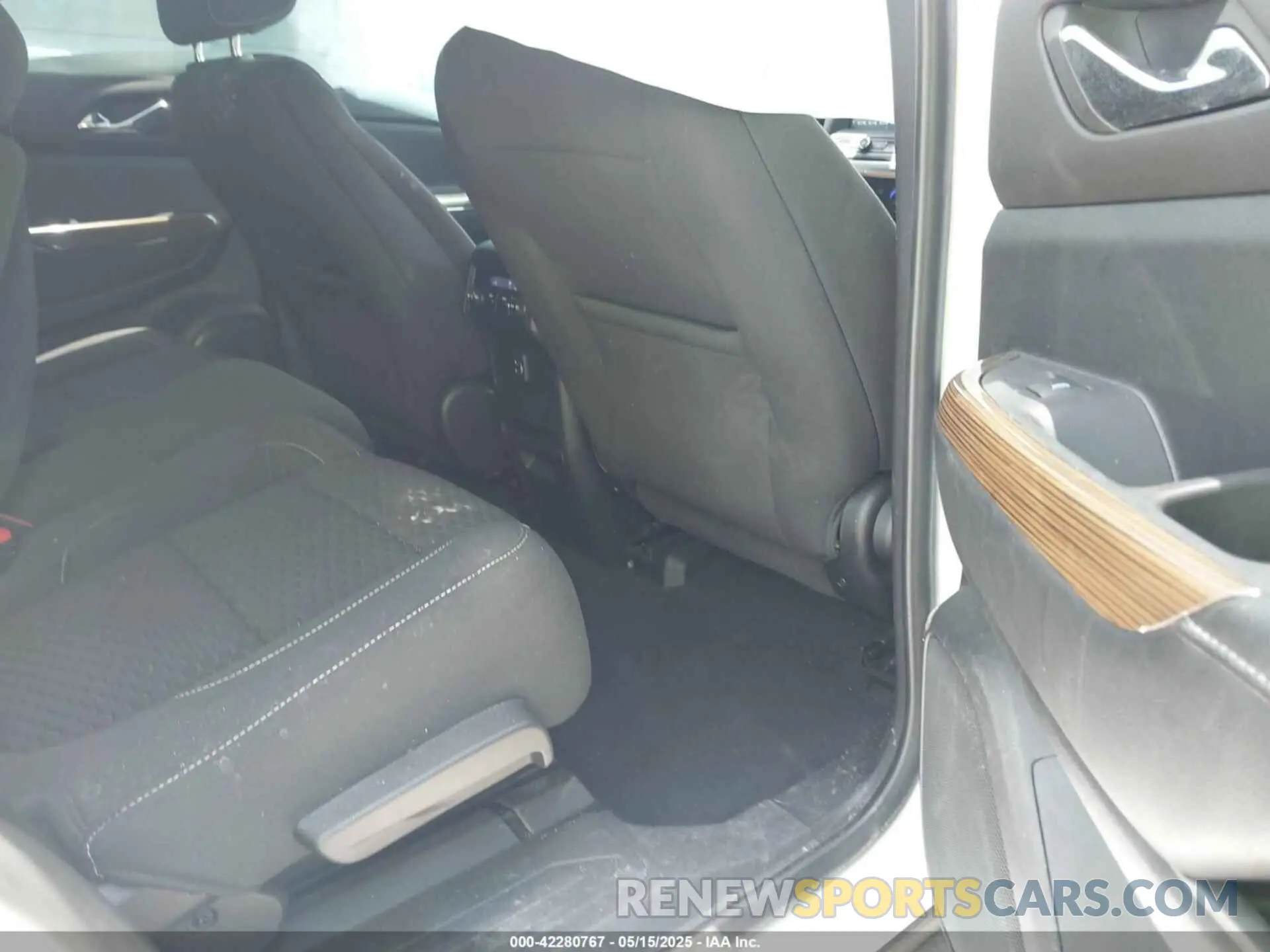 8 Photograph of a damaged car 1GKKNKLA8KZ222511 GMC ACADIA 2019