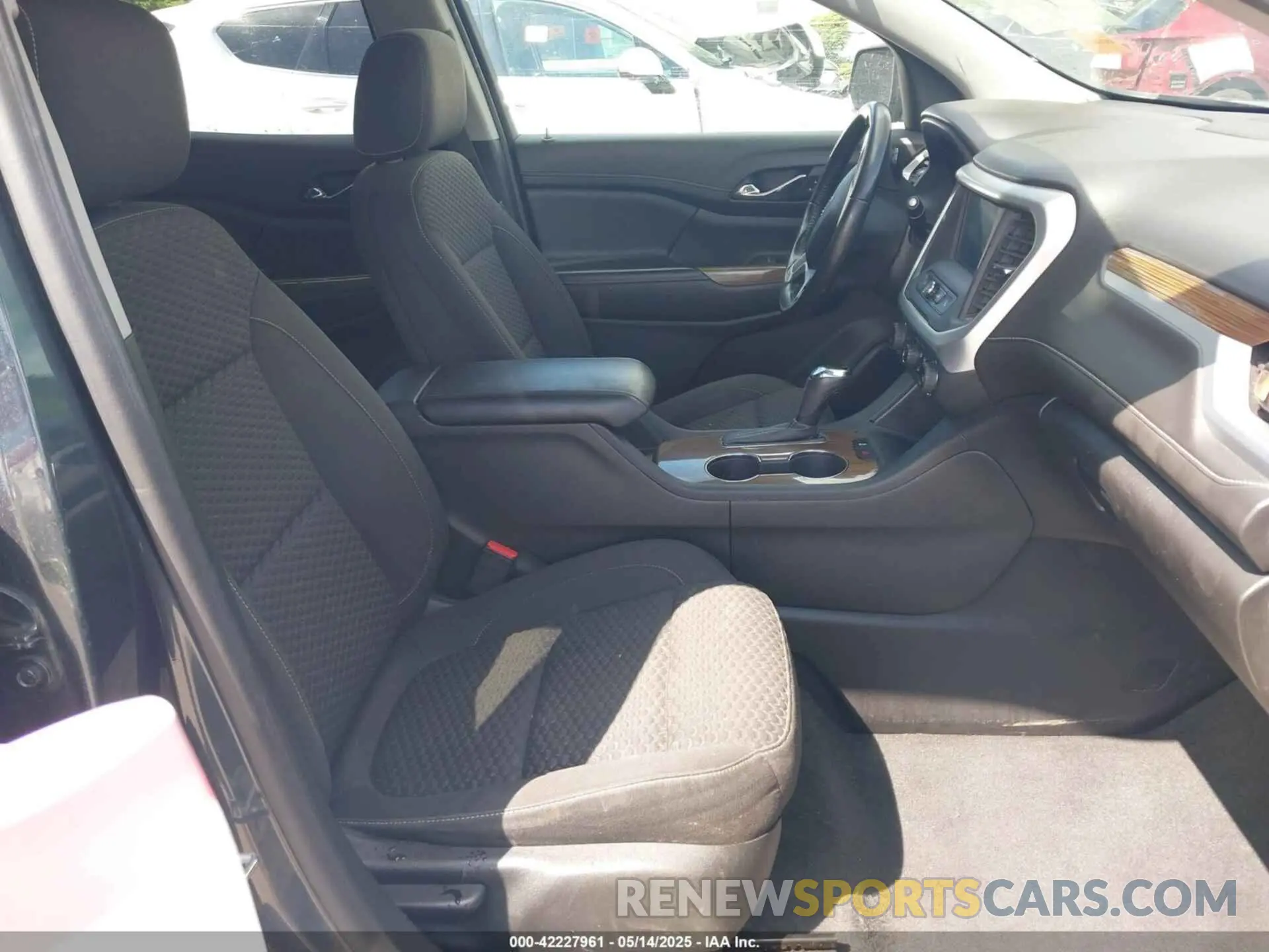 5 Photograph of a damaged car 1GKKNKLA8KZ298939 GMC ACADIA 2019