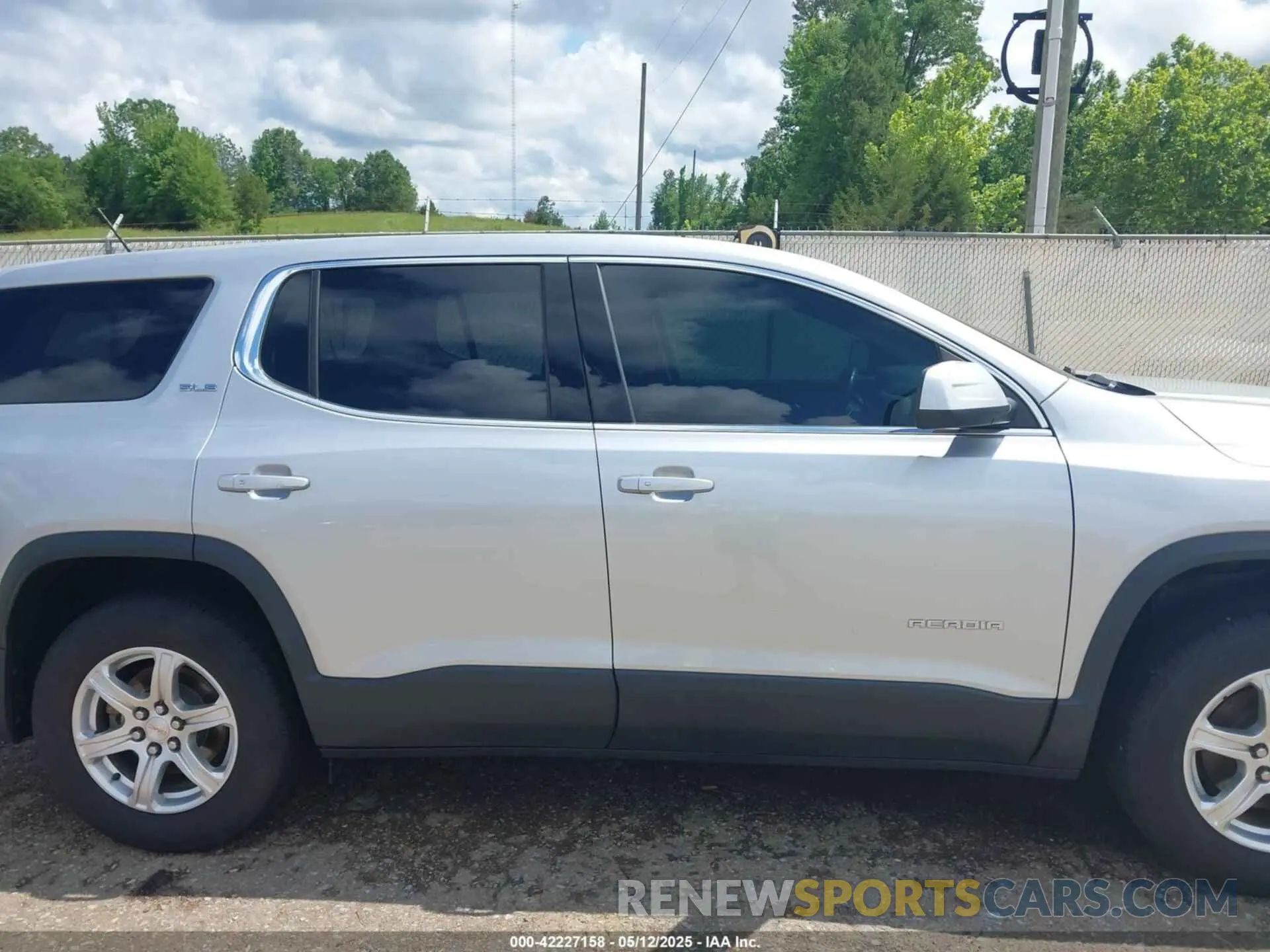 14 Photograph of a damaged car 1GKKNKLA9KZ298626 GMC ACADIA 2019