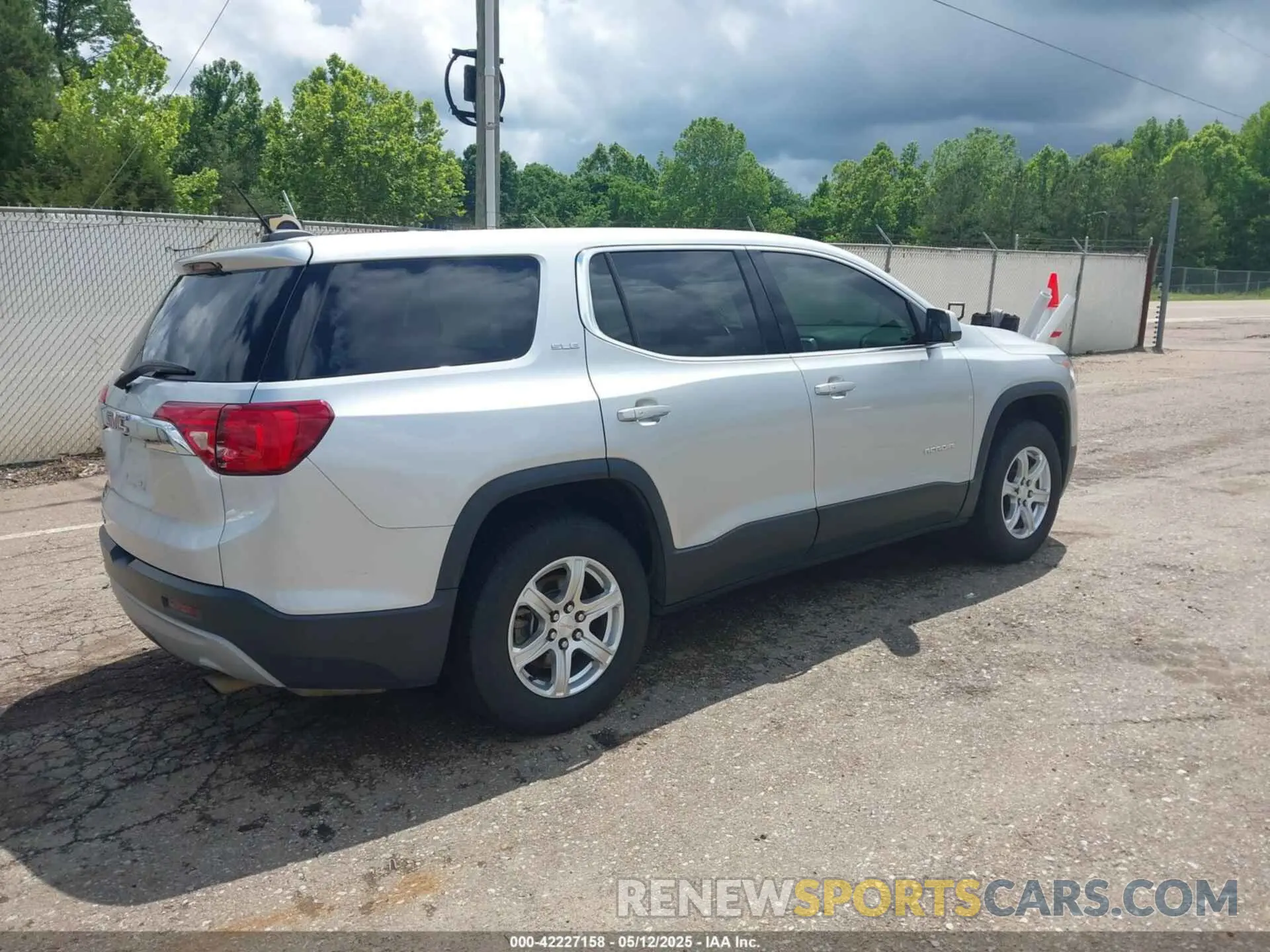4 Photograph of a damaged car 1GKKNKLA9KZ298626 GMC ACADIA 2019