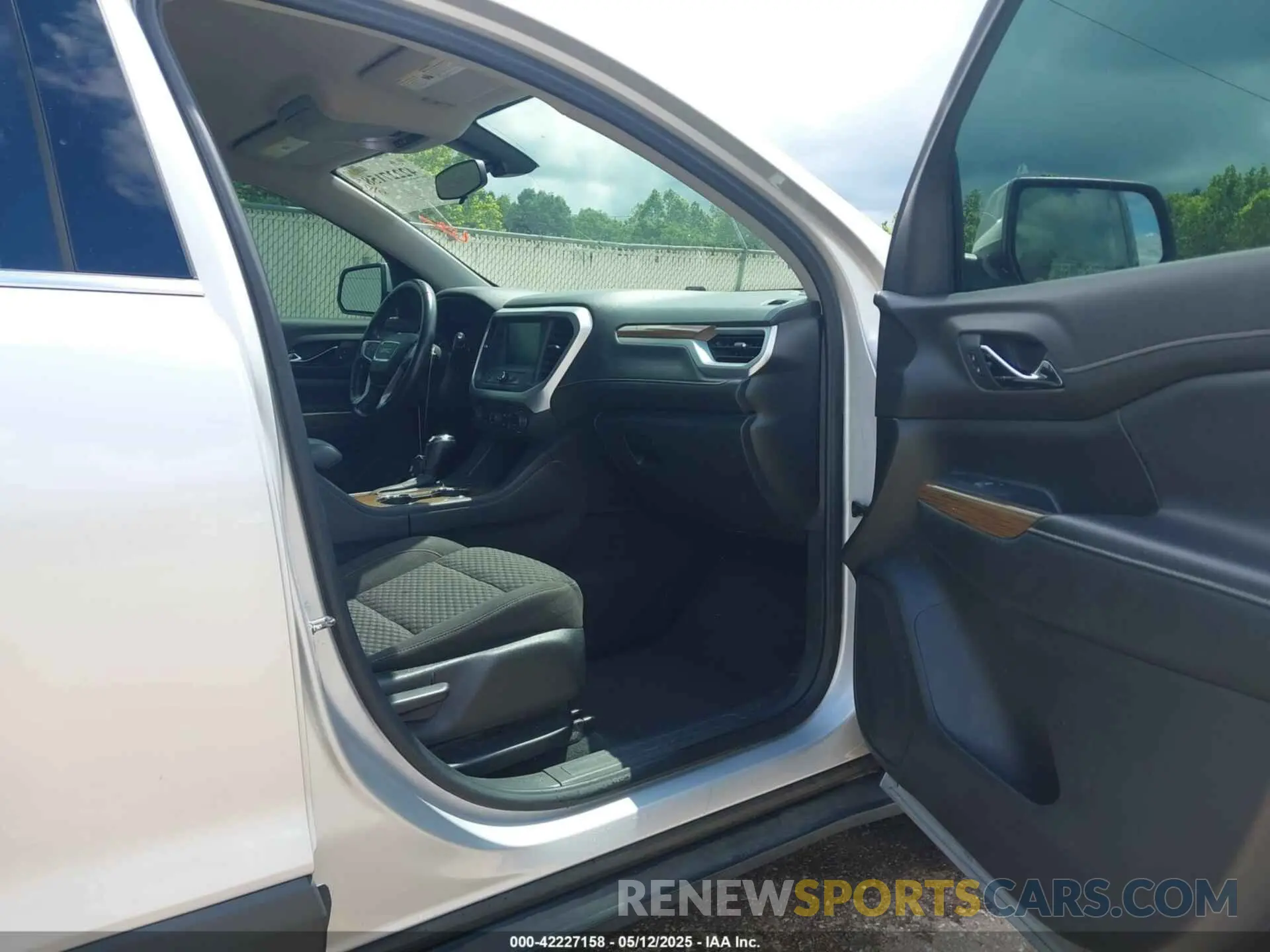 5 Photograph of a damaged car 1GKKNKLA9KZ298626 GMC ACADIA 2019