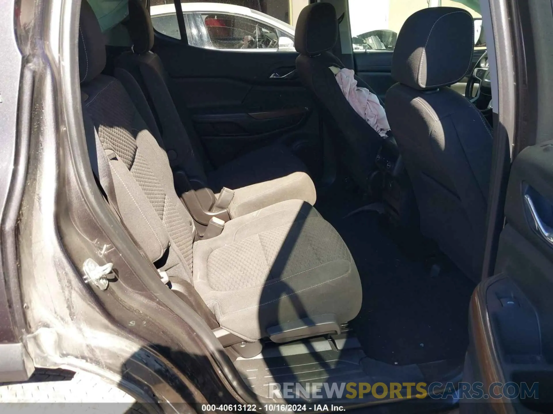 8 Photograph of a damaged car 1GKKNLLA1KZ115922 GMC ACADIA 2019